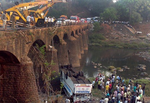 سقوط حافلة من ارتفاع 200 مترا ادى الى مقتل 43 شخصا في غواتيمالا