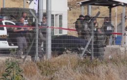 الاحتلال يحتجز فتاه على حاجز الكونتينر شمال شرق بيت لحم