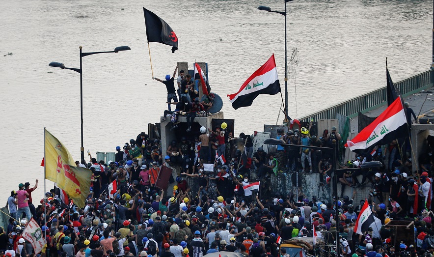 Demonstrators are seen at Al Jumhuriya bridge during a protest over corruption, lack of jobs, and poor services, in Baghdad, Iraq October 29, 2019. REUTERS/Thaier Al-Sudani