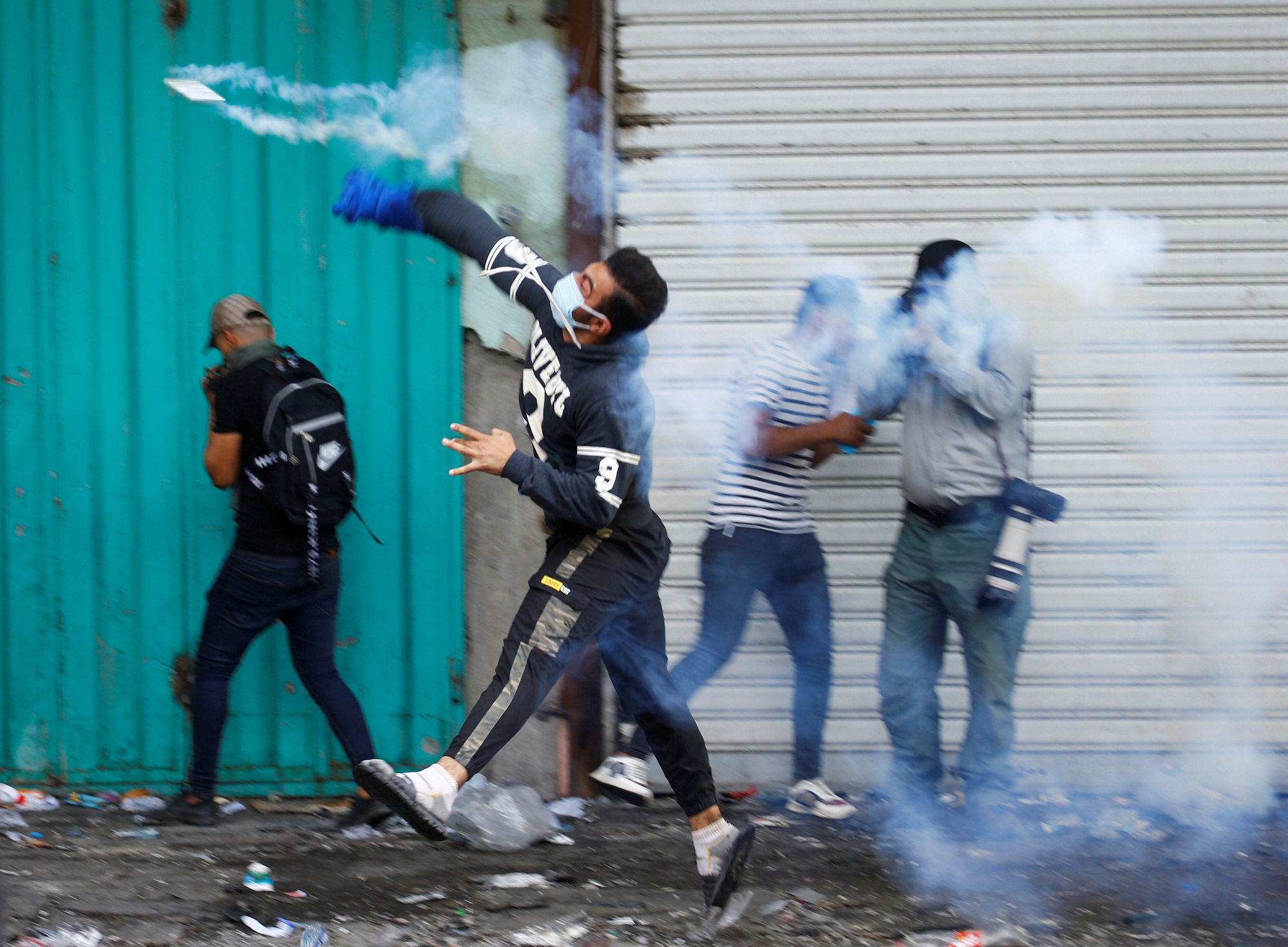 محتجون عراقيون مناهضون للحكومة في بغداد يوم الخميس. تصوير: علاء المرجاني - رويترز.