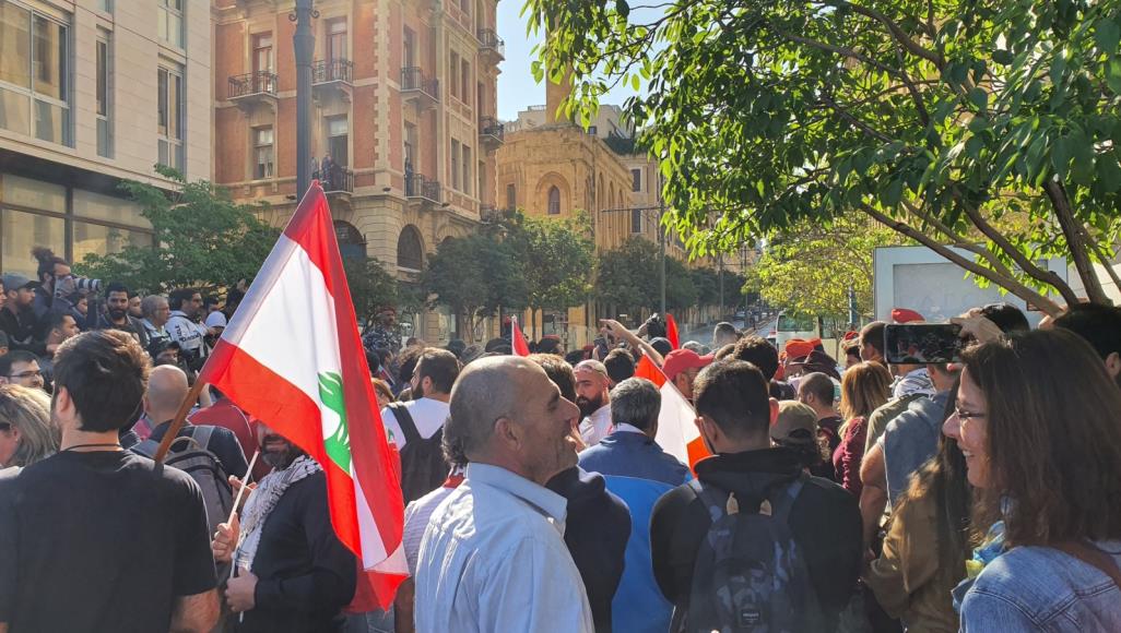 تدفقوا للشوارع وطوّقوا البرلمان.. الرئيس اللبناني يعرض حقائب وزارية على المحتجين