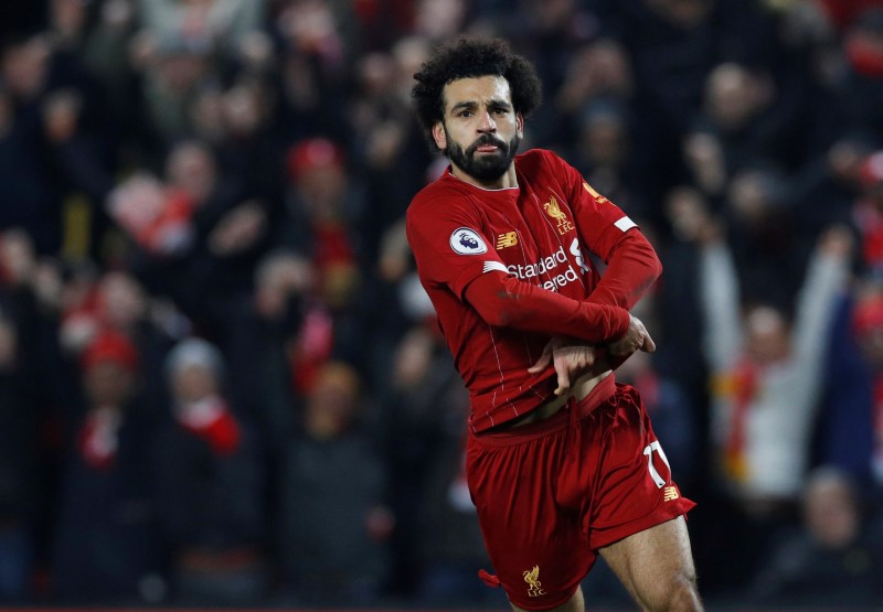 لاعب ليفربول محمد صلاح يحتفل بتسجيله الهدف الثاني لفريقه أمام مانشستر يونايتد في الدوري الإنجليزي الممتاز لكرة القدم يوم الأحد. تصوير: فيل نوبل - رويترز. تستخدم الصورة في الأغراض التحريرية فقط.