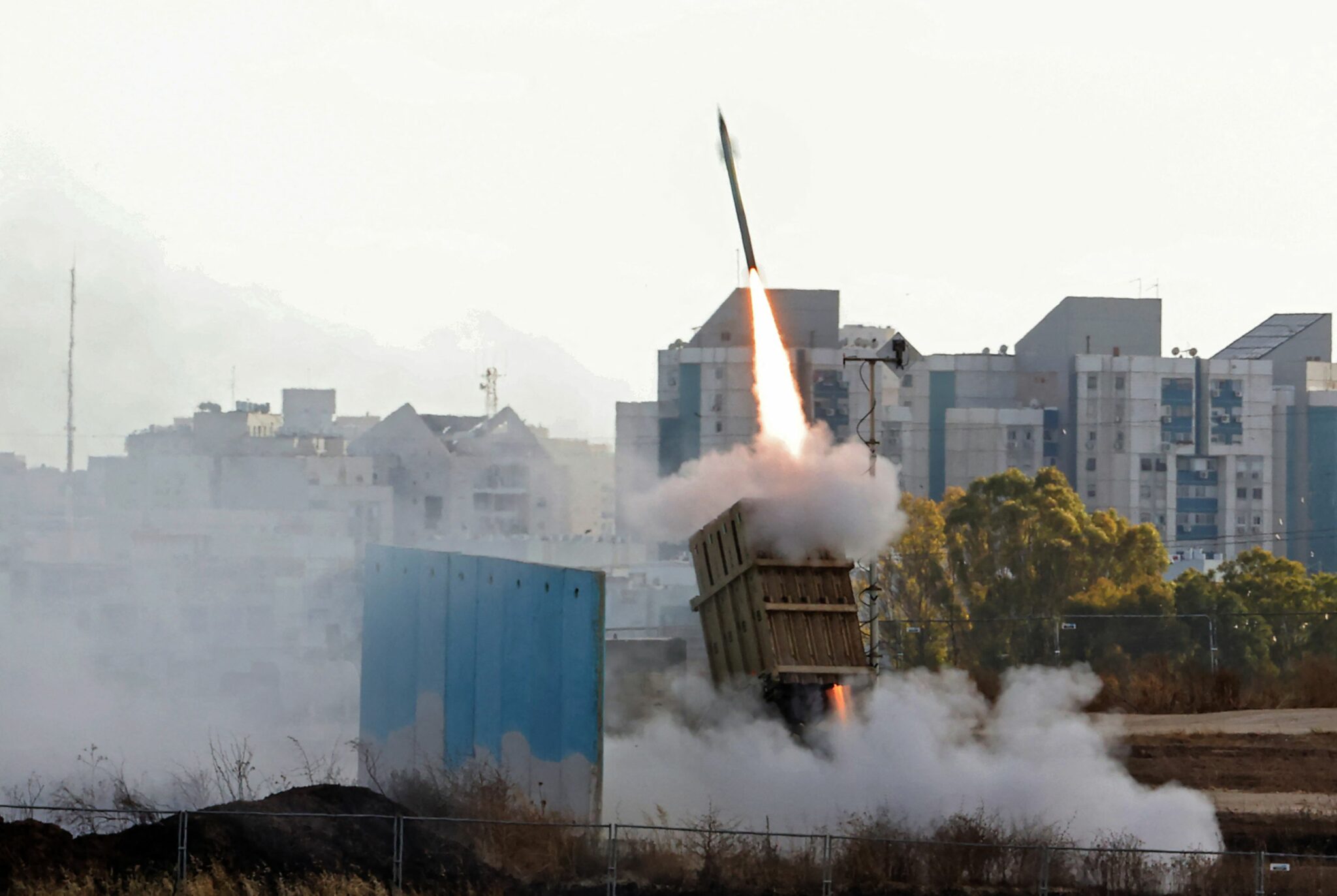 Israel's Iron Dome aerial defence system is launched to intercept a rocket launched from the Gaza Strip, above the southern Israeli city of Ashkelon, on May 17, 2021. / AFP / ahmad gharabli