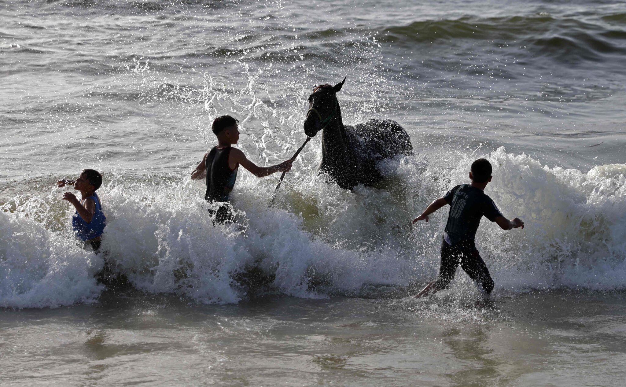 Palestinians gather at the beach in Gaza City on May 28, 2021, a week after a ceasefire brought an end to 11 days of hostilities between Israel and Hamas. / AFP / THOMAS COEX