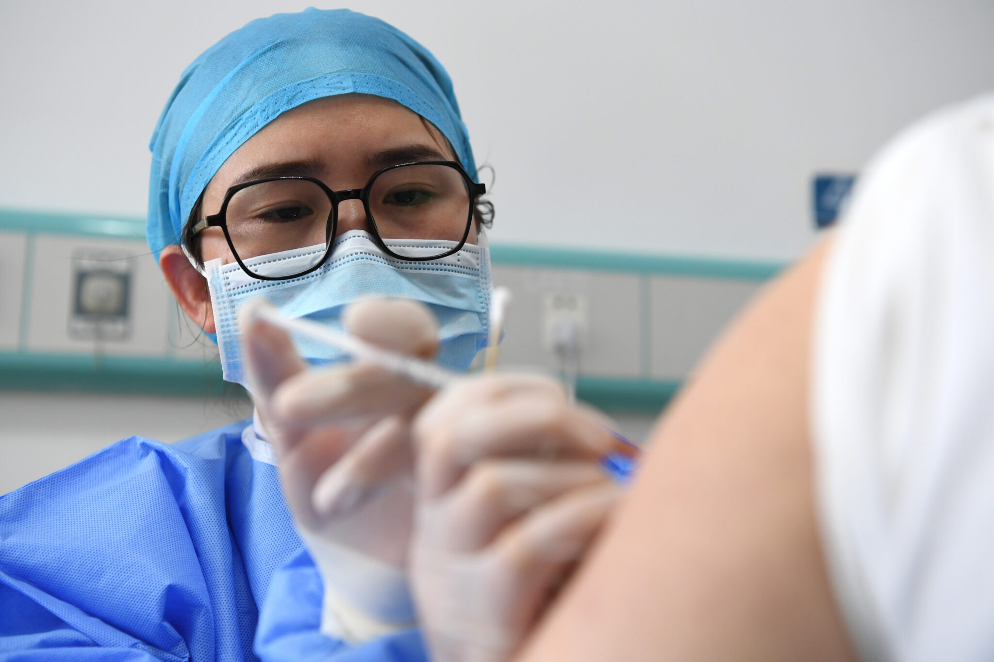 (210516) -- HEFEI, May 16, 2021 (Xinhua) -- A medical worker administers a dose of COVID-19 vaccine to a citizen at a vaccination site in Hefei, east China's Anhui Province, May 16, 2021. (Xinhua/Liu Junxi)