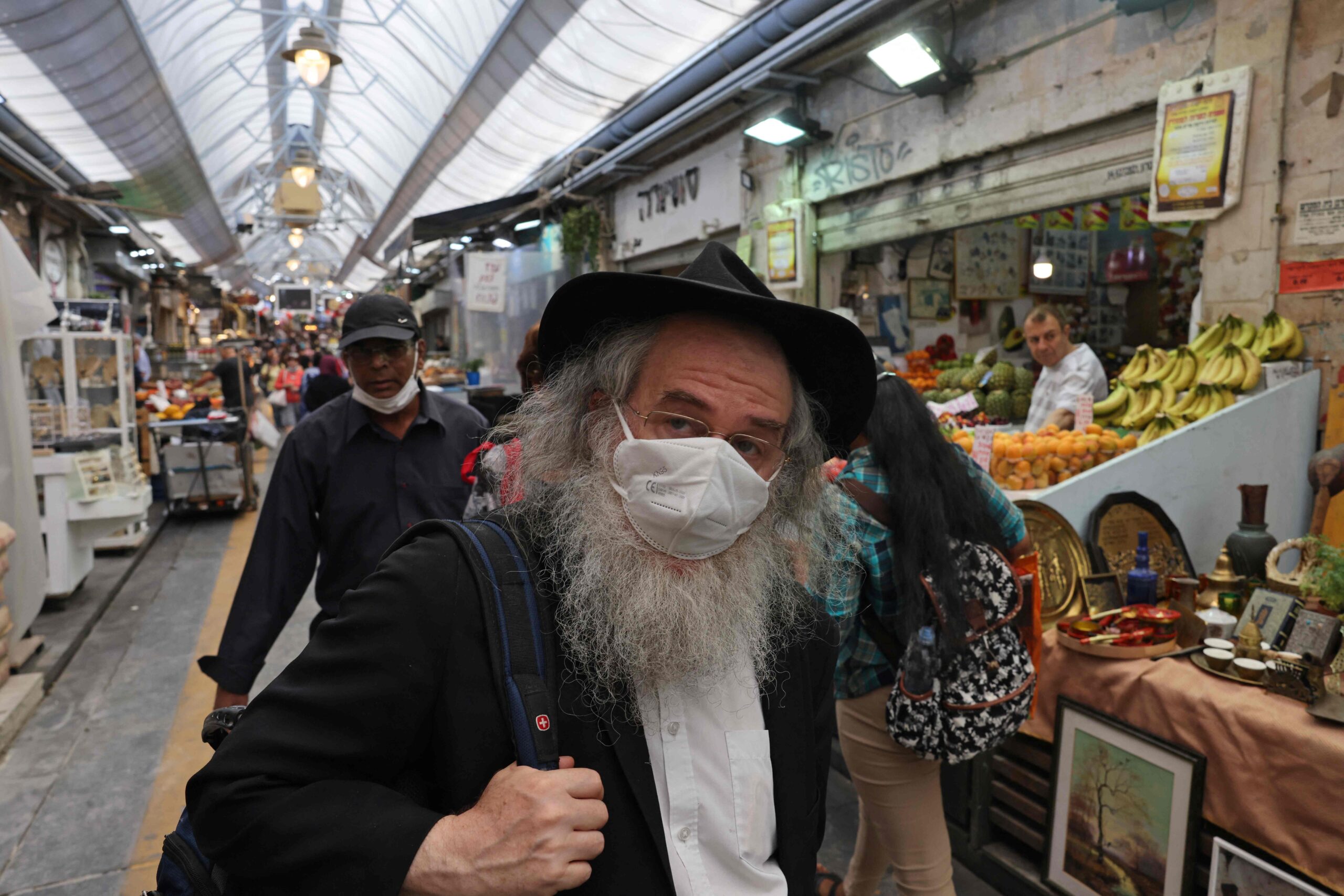 People buy supplies at a market in Jerusalem on June 1, 2021, as Israel eases coronavirus restrictions following a sweeping nationwide vaccination campaign. / AFP / Menahem KAHANA