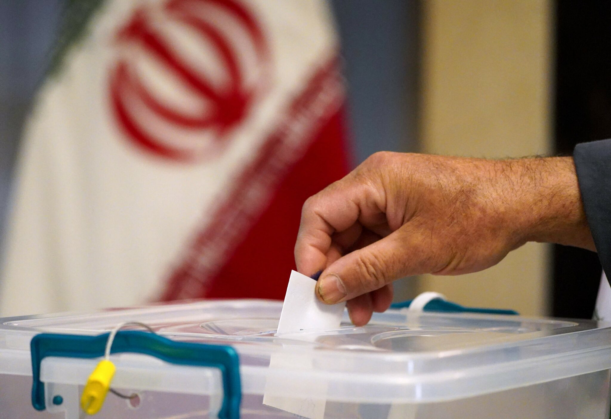 An Iranian man living in Iraq votes for presidential election, at a polling station in the Iraqi Shiite holy city of Najaf, on June 18, 2021. / AFP / Ali NAJAFI