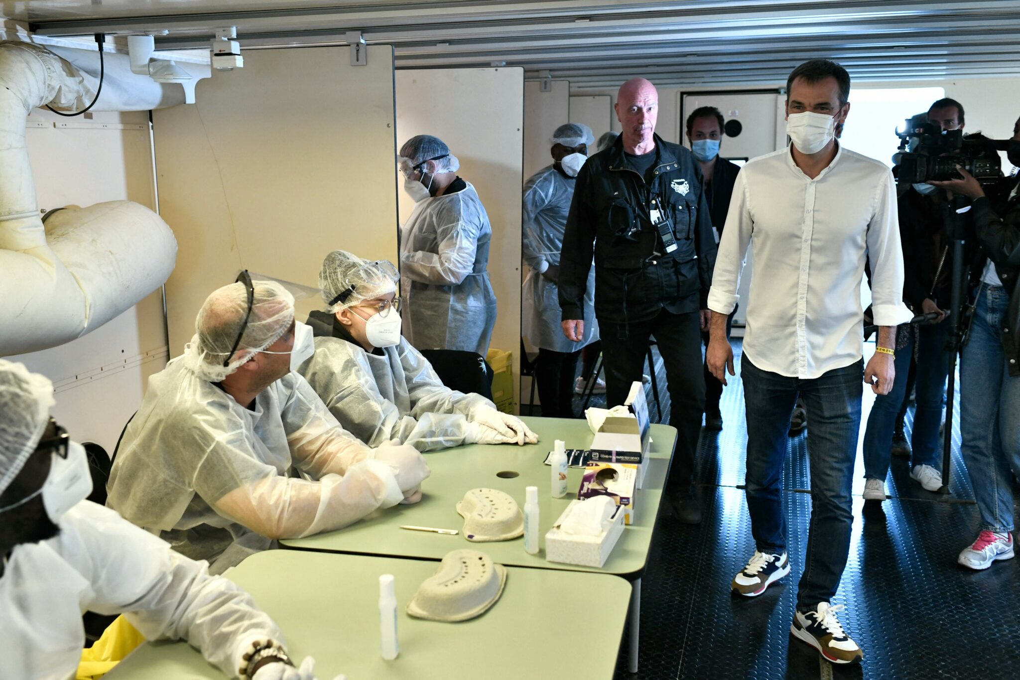 French Health Minister Olivier Veran visits a Covid-19 screening test facility set up at the 23rd edition of the festival dedicated this year to health workers, at the Hippodrome de Longchamp race course on July 4, 2021, in Paris. / AFP / STEPHANE DE SAKUTIN