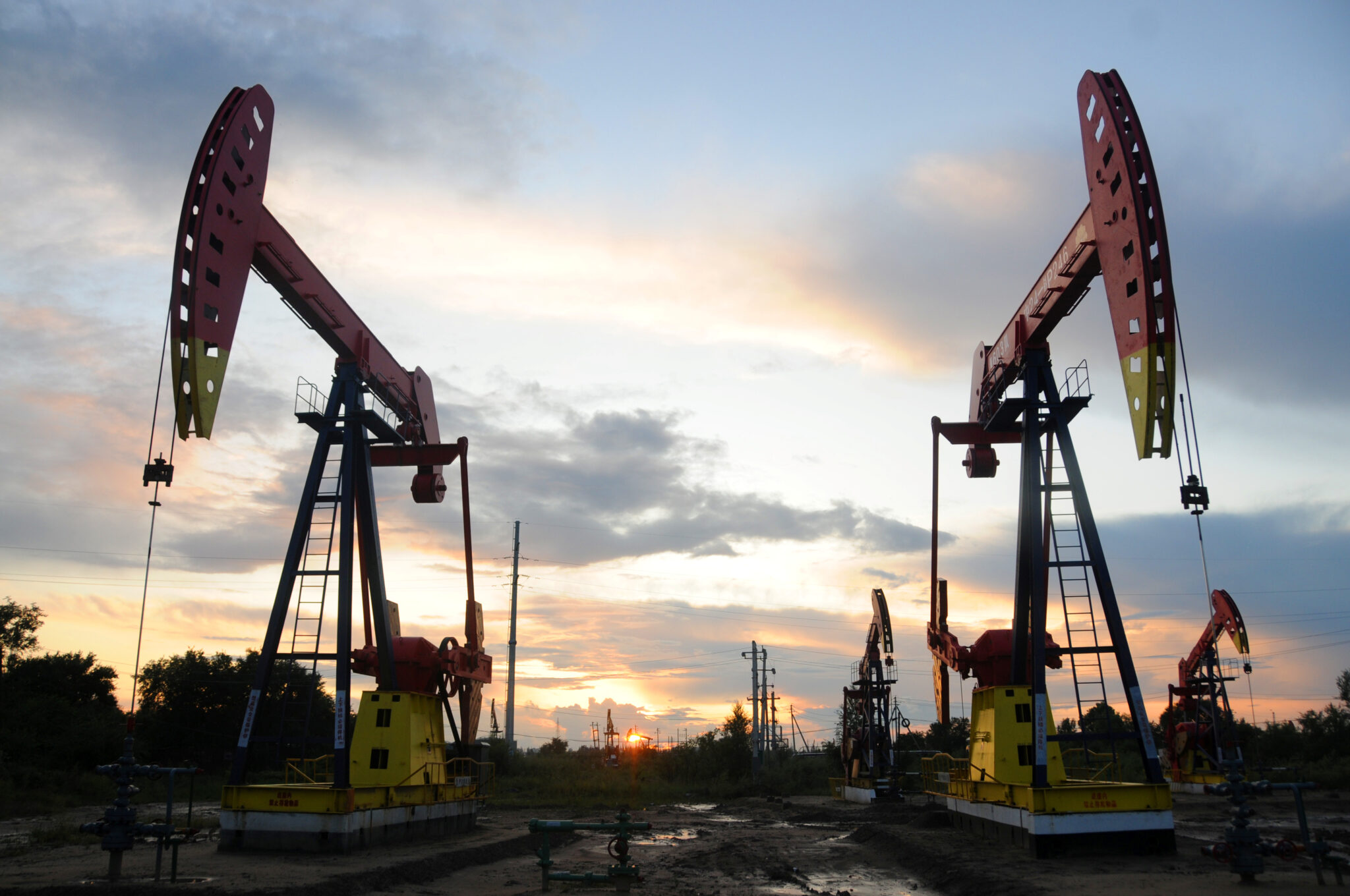 Pumpjacks are seen during sunset at the Daqing oil field in Heilongjiang province, China August 22, 2019. Picture taken August 22, 2019. REUTERS/Stringer