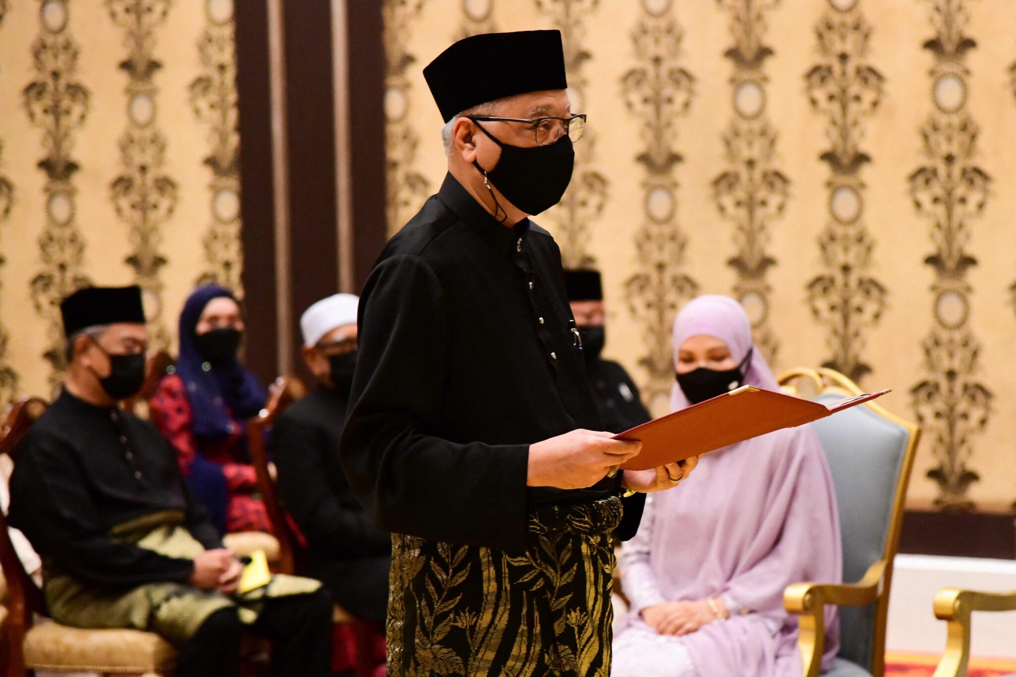 This handout photo from Malaysia's Department of Information taken and released on August 21, 2021 shows Malaysia's incoming Prime Minister Ismail Sabri Yaakob taking the oath of office during his swearing-in ceremony as the country's new leader at the National Palace in Kuala Lumpur. - -----EDITORS NOTE --- RESTRICTED TO EDITORIAL USE - MANDATORY CREDIT "AFP PHOTO / MALAYSIA'S DEPARTMENT OF INFORMATION / KHIRUL NIZAM ZANIL" - NO MARKETING - NO ADVERTISING CAMPAIGNS - DISTRIBUTED AS A SERVICE TO CLIENTS (Photo by Khirul NIZAM ZANIL / MALAYSIA'S DEPARTMENT OF INFORMATION / AFP) / -----EDITORS NOTE --- RESTRICTED TO EDITORIAL USE - MANDATORY CREDIT "AFP PHOTO / MALAYSIA'S DEPARTMENT OF INFORMATION / KHIRUL NIZAM ZANIL" - NO MARKETING - NO ADVERTISING CAMPAIGNS - DISTRIBUTED AS A SERVICE TO CLIENTS