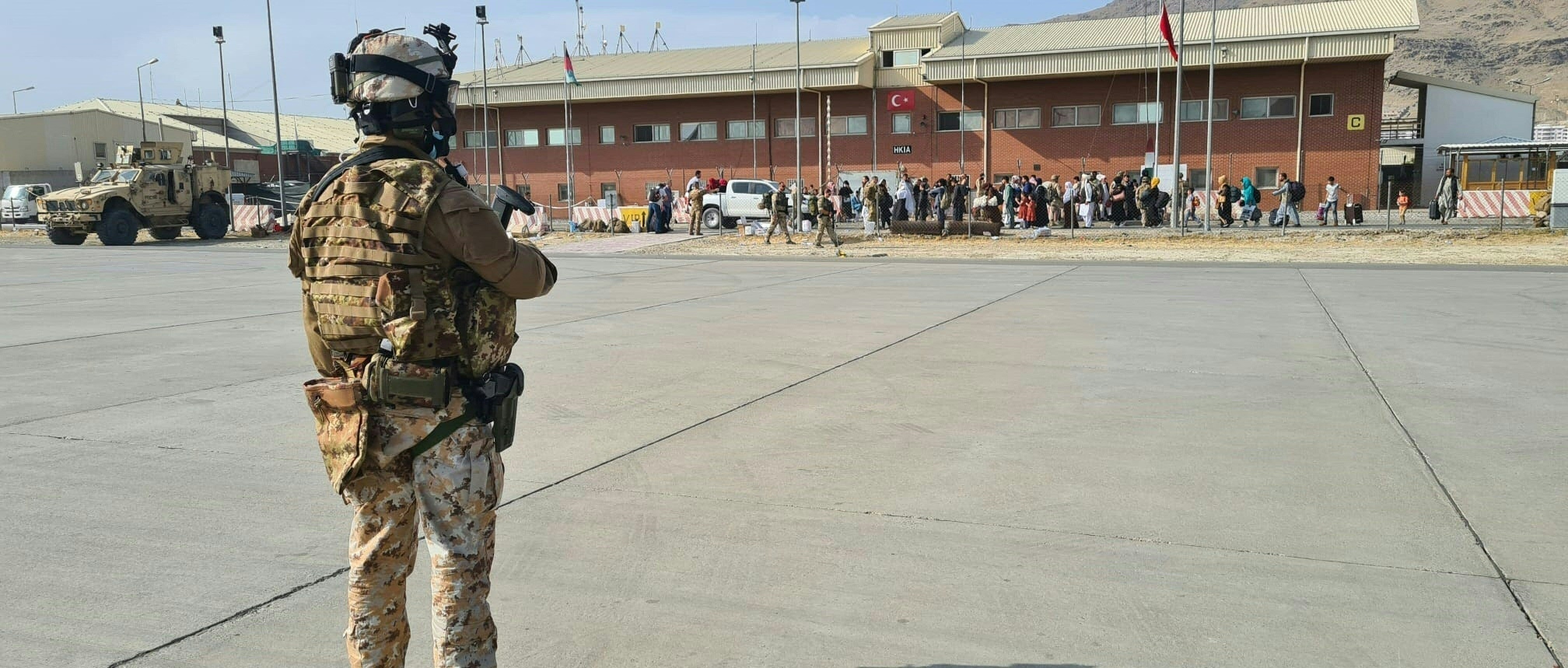 CORRECTION / This handout picture released and taken by the Italian Defence press office on August 22, 2021 shows soldiers on the tarmac waiting for passengers, who fled Afghanistan, to board on an Italian military aircraft at Kabul airport, to fly to Rome Fiumicino. - RESTRICTED TO EDITORIAL USE - MANDATORY CREDIT "AFP PHOTO/ MINISTERO DELLA DIFESA" - NO MARKETING - NO ADVERTISING CAMPAIGNS - DISTRIBUTED AS A SERVICE TO CLIENTS (Photo by MINISTERO DELLA DIFESA / AFP) / RESTRICTED TO EDITORIAL USE - MANDATORY CREDIT "AFP PHOTO/ MINISTERO DELLA DIFESA" - NO MARKETING - NO ADVERTISING CAMPAIGNS - DISTRIBUTED AS A SERVICE TO CLIENTS