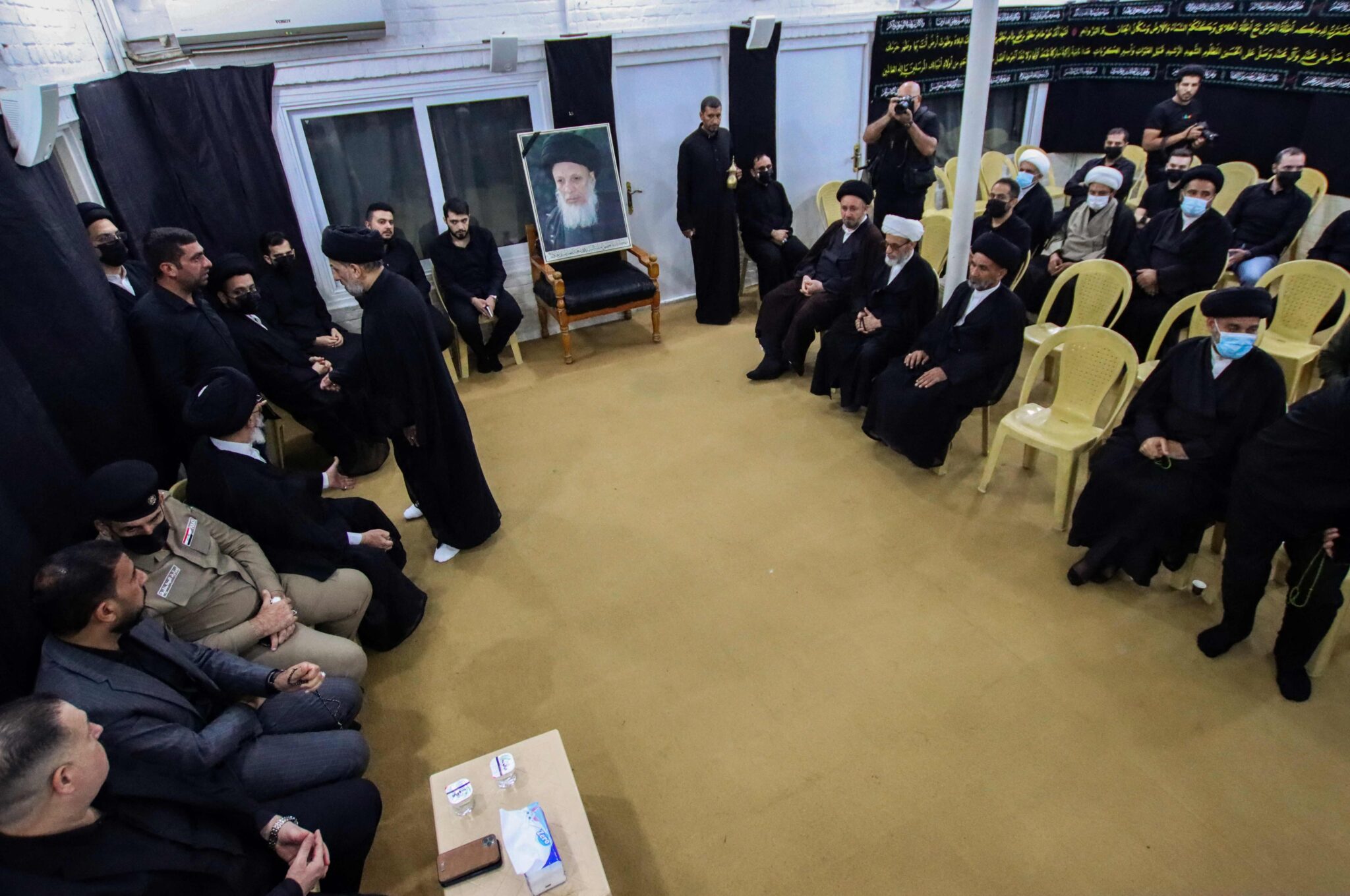 Iraqis mourn the death of Ayatollah Mohammad Said al-Hakim, one of Iraq's top four Shiite clerics, at his house in the central city of Najaf, ahead of his funeral in the city of Karbala on September 4, 2021. Grand Ayatollah Mohammed Said al-Hakim, one of Iraq's top Shiite clerics, died a day earlier aged 85 in the holy city of Najaf after a heart attack, sources close to him said. Funeral ceremonies will be held in Najaf and its twin holy city of Karbala, a source within his office told AFP. (Photo by Ali NAJAFI / AFP)