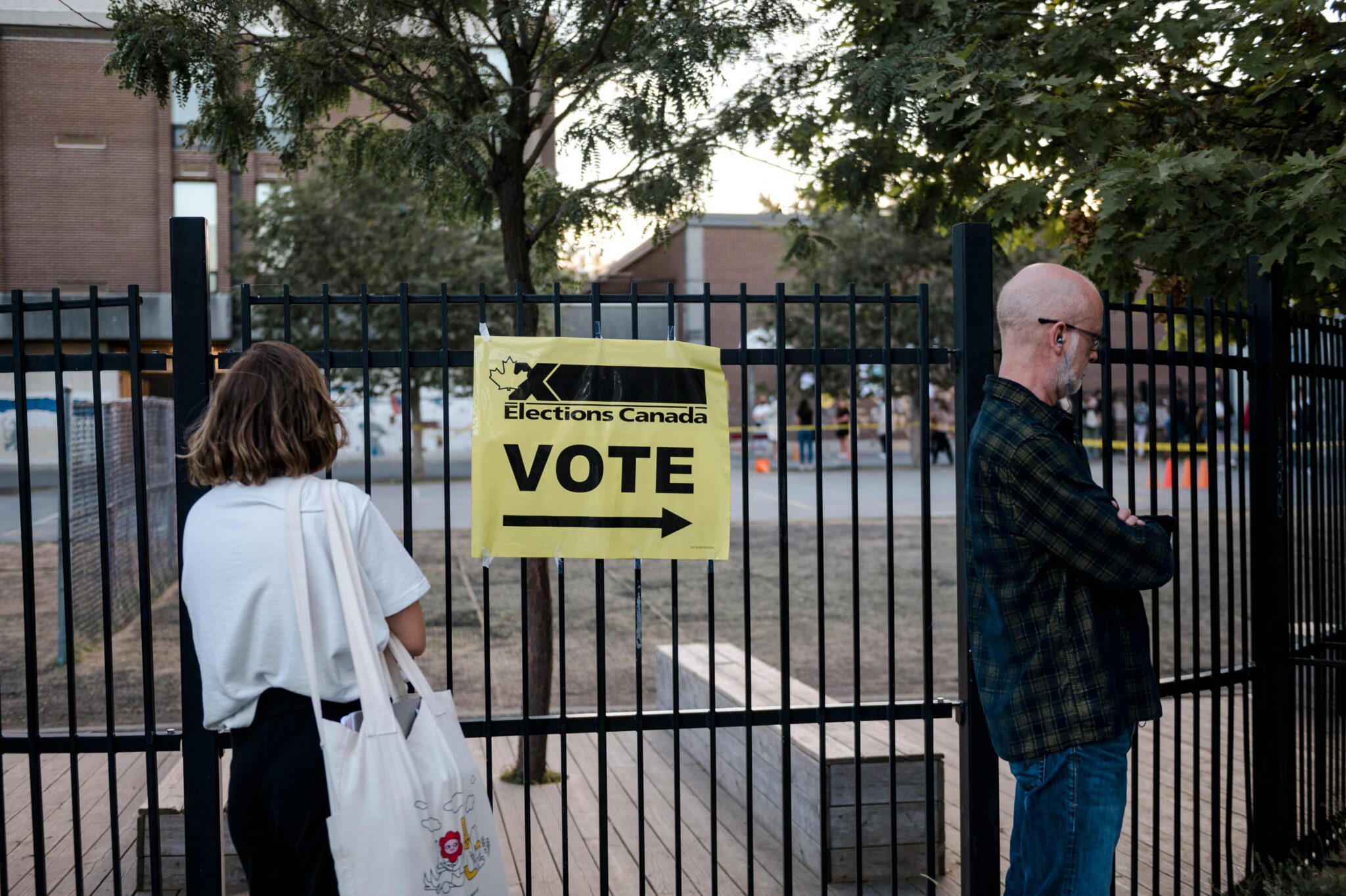 MONTREAL, Que. (20/09/2021)  People wait in line to cast their ballots at Ecole Laurier on voting day in Montreal, Que. on Sept. 20, 2021. One man calculated that it took him almost 52 minutes to vote and said it would have taken him longer. A woman in line explained that the length of the line was partly due to the distancing measures in place. Voters lined up to cast ballots in Canadian elections that are headed for a photo finish, with liberal Prime Minister Justin Trudeau's bid for a third term threatened by rookie conservative leader Erin O'Toole's strong challenge. (Photo by Andrej Ivanov / AFP)