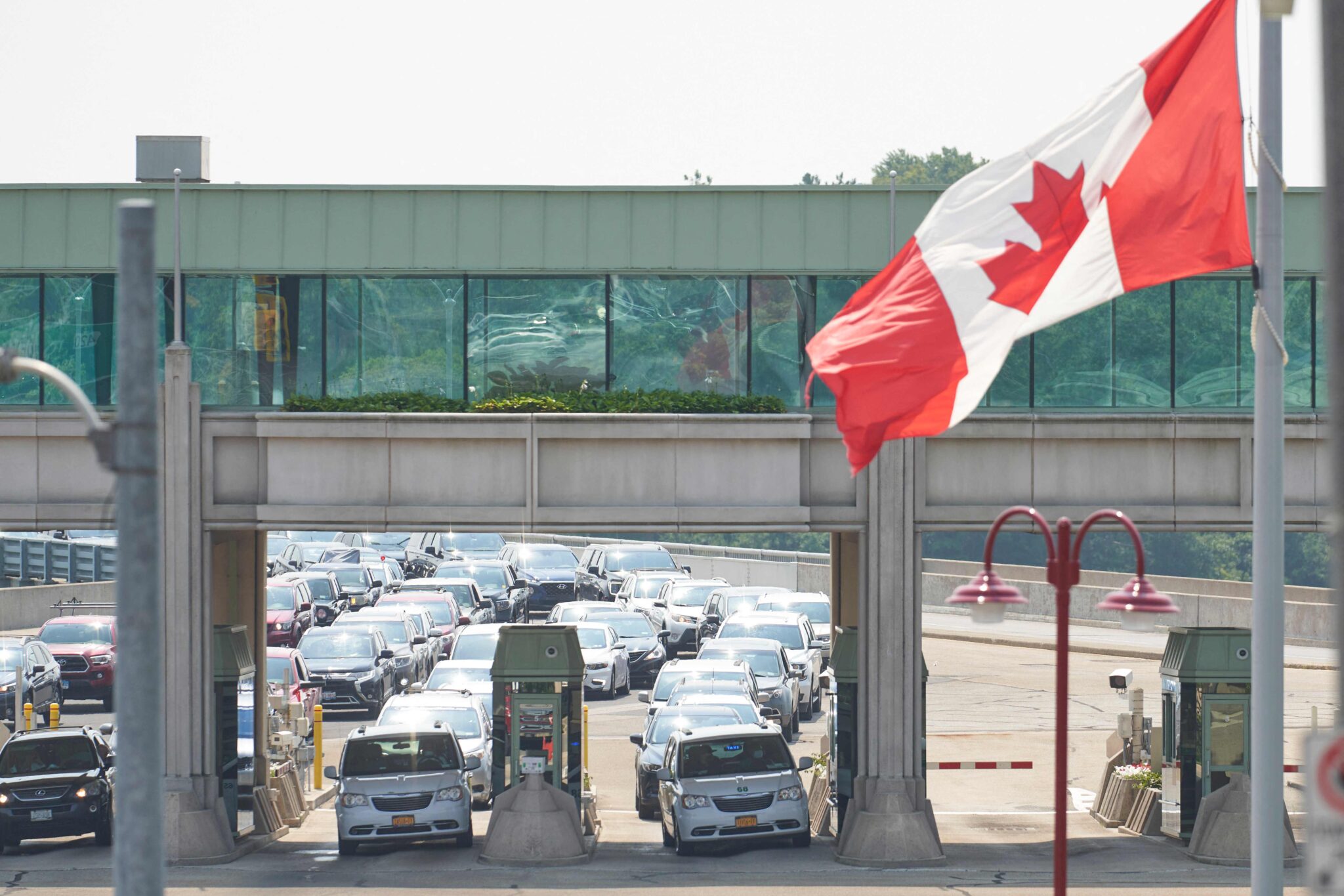 (FILES) In this file photo taken on August 9, 2021 travellers wait to cross into Canada at the Rainbow Bridge in Niagara Falls, Ontario, as Canada reopens for non-essential travel to fully vaccinated Americans. The US will open land borders to vaccinated travelers in 'early November', a senior official said on October 12, 2021. (Photo by Geoff Robins / AFP)