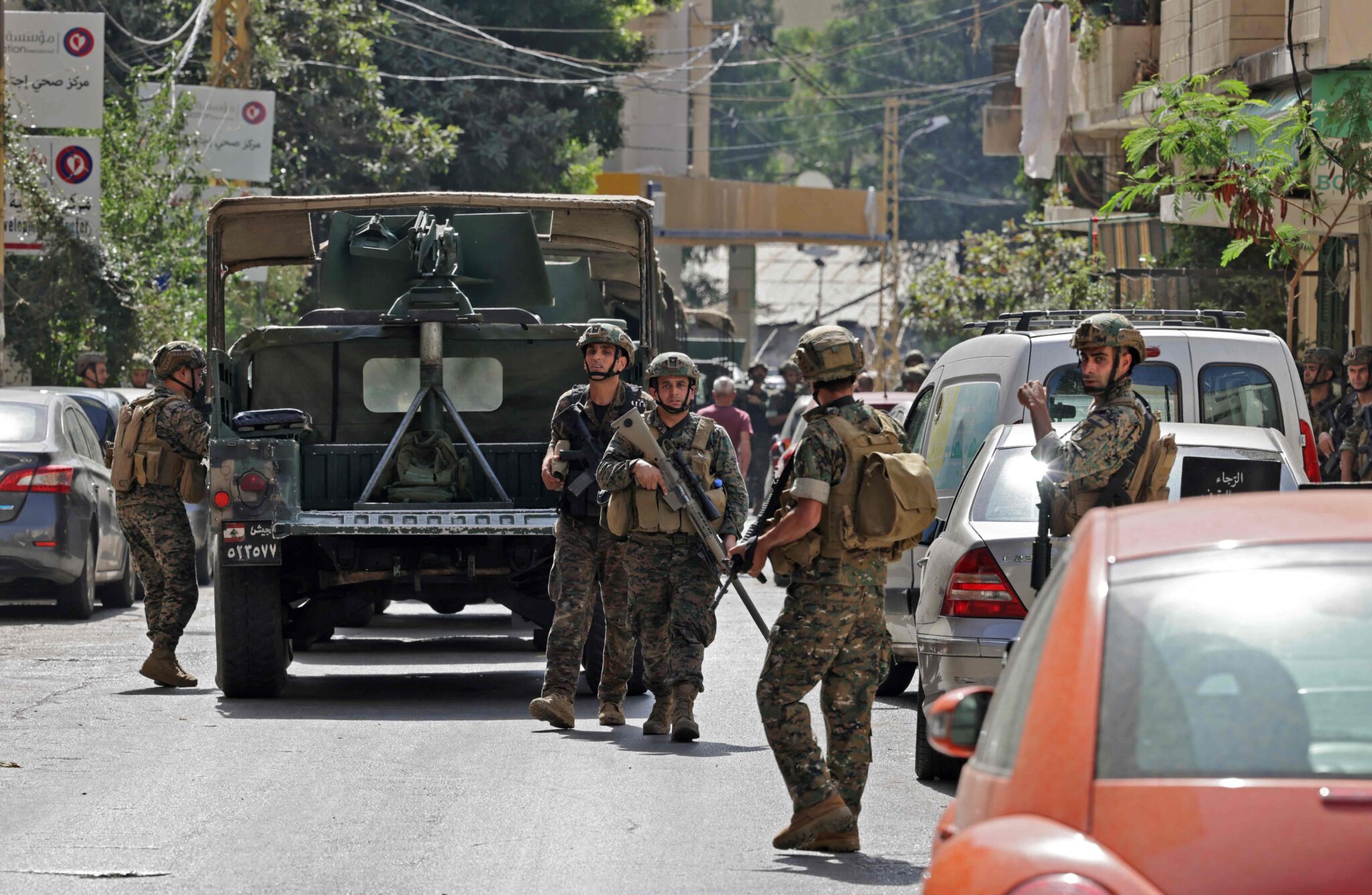 Lebanese Army soldiers take a position in the area of Tayouneh, in the southern suburb of the capital Beirut on October 14, 2021, after clashes following a demonstration by supporters of Hezbollah and the Amal movement. (Photo by JOSEPH EID / AFP)