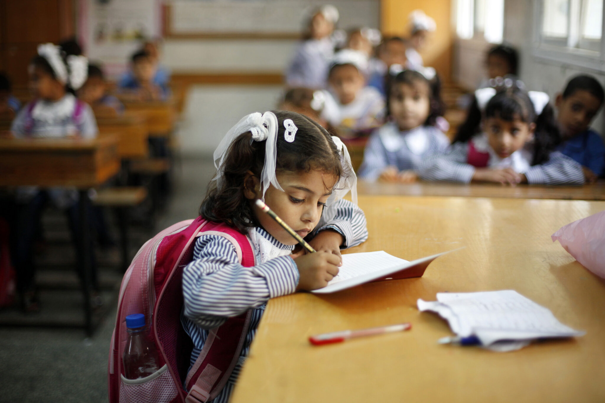 Palestinian schoolchildren attend a class at a U.N.-run school in Dir al-Balah in the central Gaza Strip, on the first day of the school year August 25, 2013. REUTERS/Ibraheem Abu Mustafa (GAZA - Tags: EDUCATION) - RTX12VS6