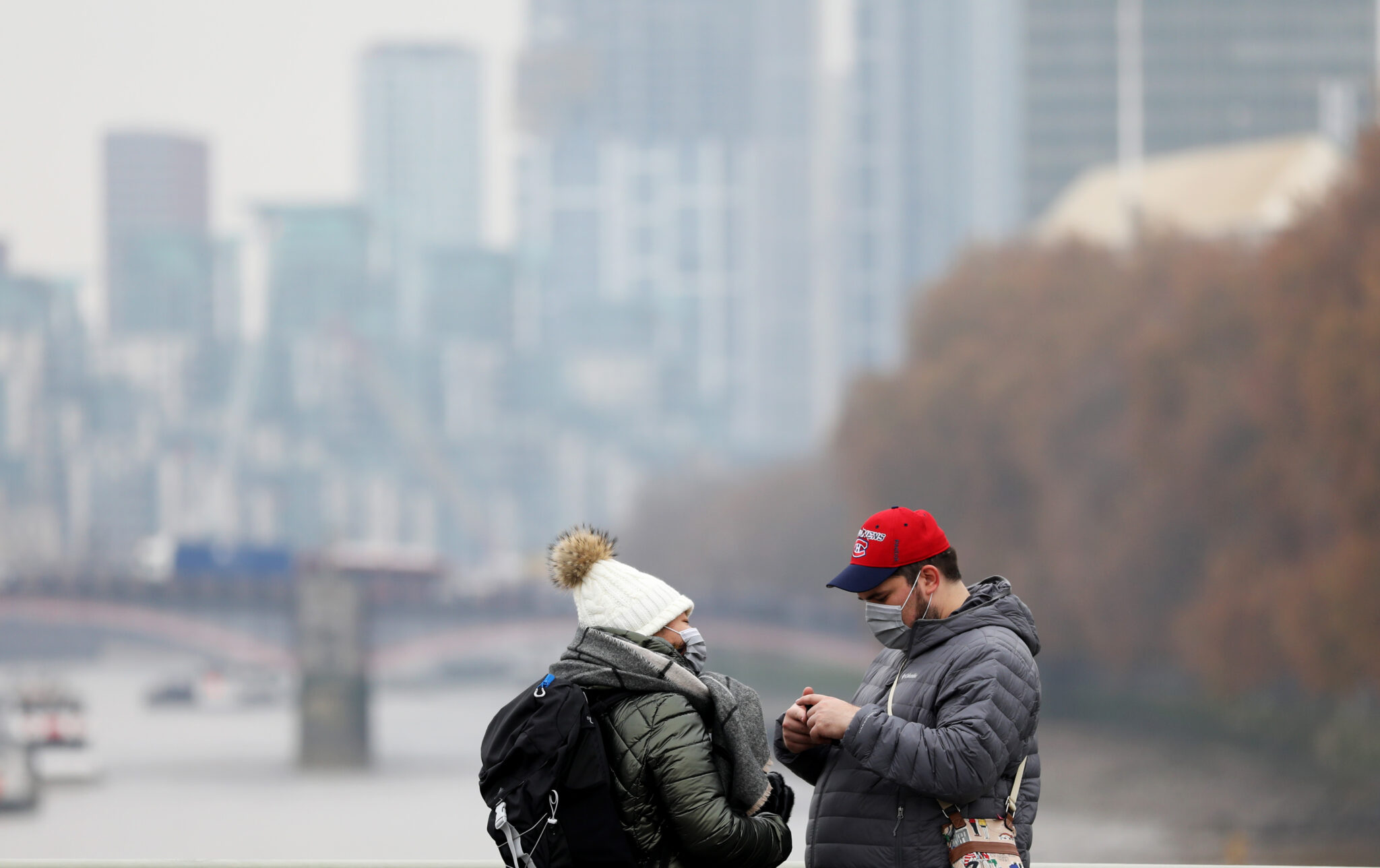 (211124) -- LONDON, Nov. 24, 2021 (Xinhua) -- People wearing face masks are seen on Westminster Bridge in London, Britain, on Nov. 24, 2021. Britain registered 43,676 new COVID-19 infections, bringing the total number of coronavirus cases in the country to 9,974,843, according to official figures released Wednesday. (Xinhua/Li Ying)