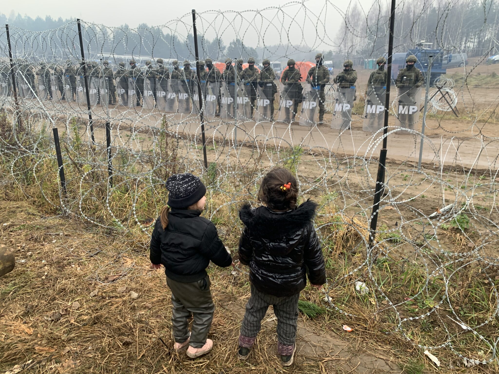 (211118) -- BRUSSELS, Nov. 18, 2021 (Xinhua) -- Children are seen at a refugee camp near the Belarusian-Polish border in Belarus, Nov. 14, 2021. (Photo by Henadz Zhinkov/Xinhua)