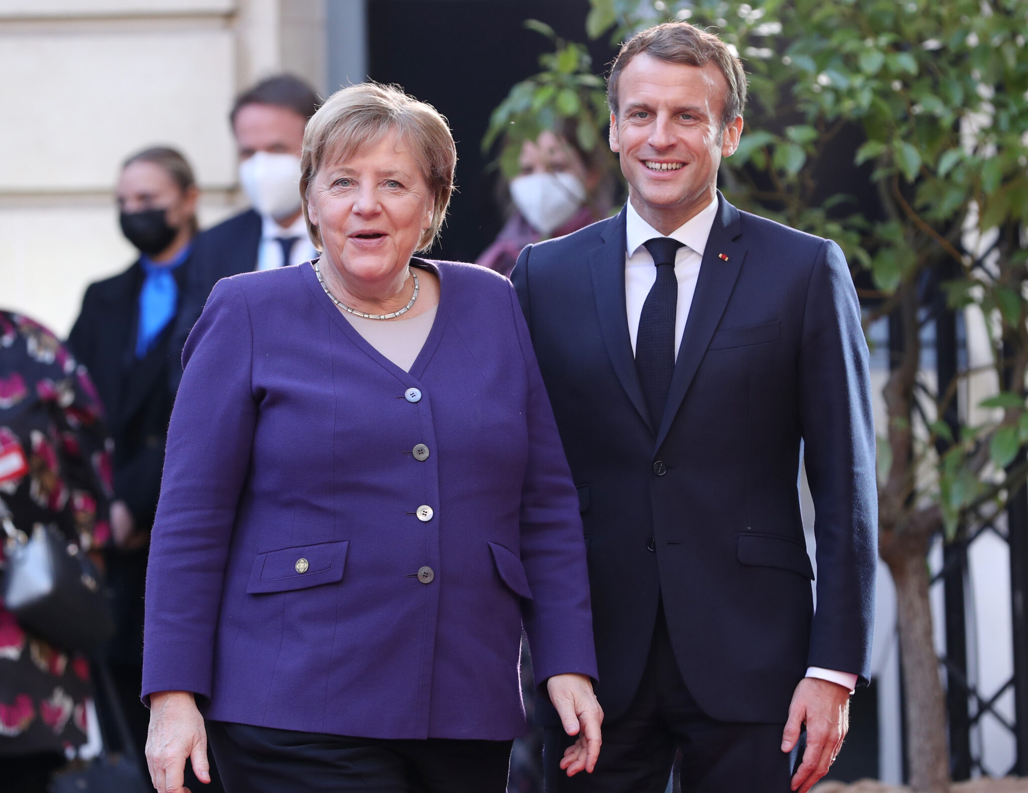 (211113) -- PARIS, Nov. 13, 2021 (Xinhua) -- French President Emmanuel Macron (R) welcomes German Chancellor Angela Merkel ahead of the Paris International Conference for Libya in Paris, France, Nov. 12, 2021. Participants in the Paris International Conference for Libya, chaired Friday by France, called for the holding of free, fair, inclusive and credible presidential and parliamentary elections on Dec. 24 in Libya as scheduled. (Xinhua/Gao Jing)