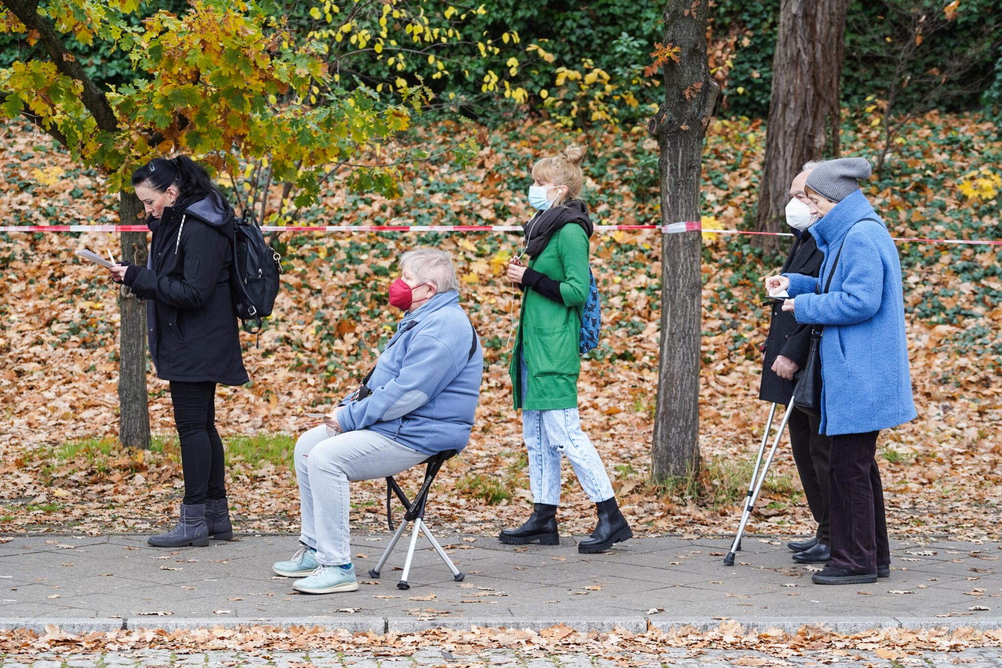 (211113) -- BEIJING, Nov. 13, 2021 (Xinhua) -- People queue to receive COVID-19 vaccines outside a vaccination center in Berlin, capital of Germany, Nov. 12, 2021. TO GO WITH XINHUA HEADLINES OF NOV. 13, 2021. (Photo by Stefan Zeitz/Xinhua)