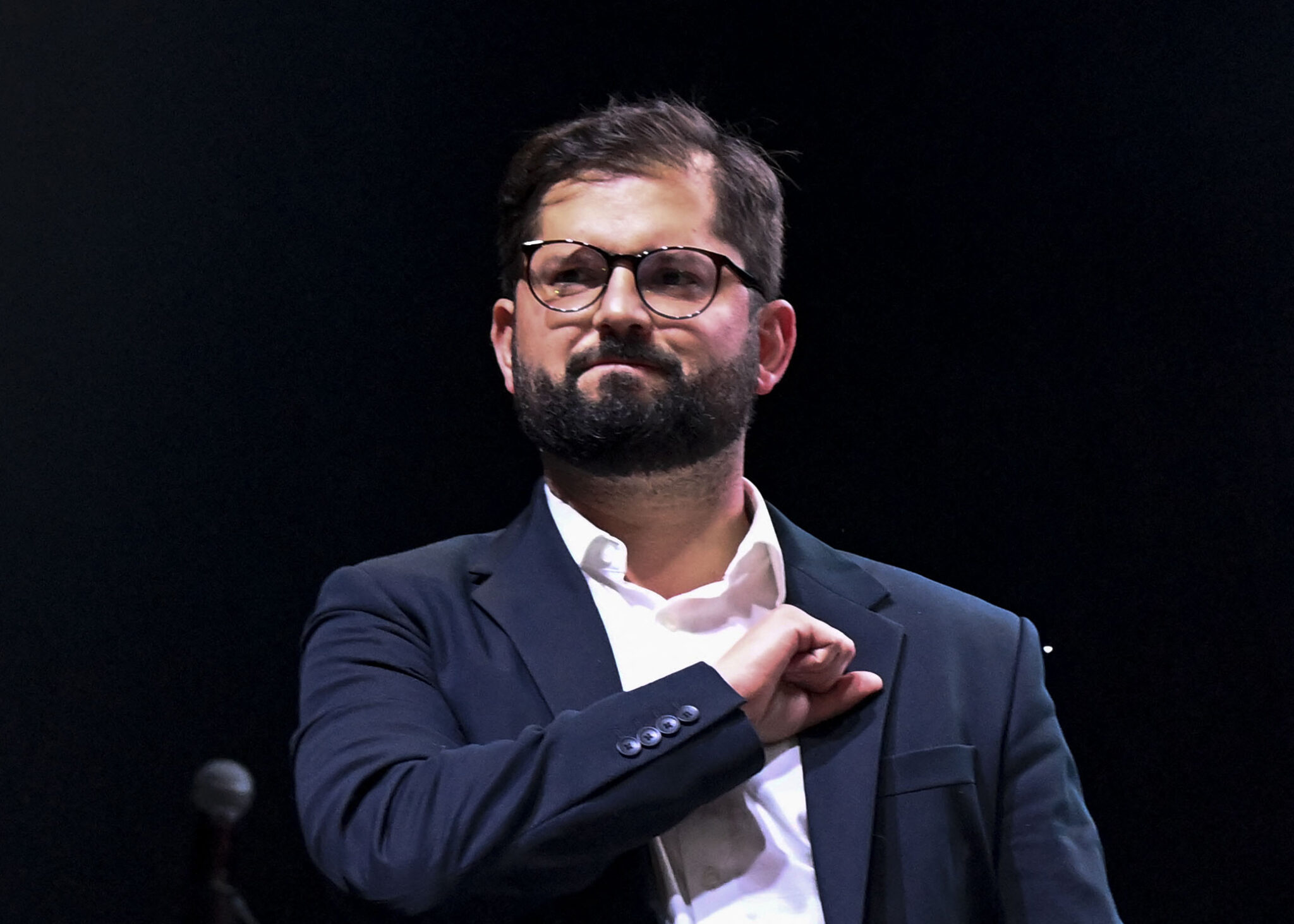 Chilean president-elect Gabriel Boric gestures after addressing supporters following the official results of the runoff presidential election, in Santiago, on December 19, 2021. With almost 100 percent of ballots counted, leftist lawmaker Gabriel Boric, 35, became Chile's youngest-ever president leading with 55.87 percent to 44 percent for his far-right rival Jose Antonio Kast, said the Servel website. (Photo by MARTIN BERNETTI / AFP)