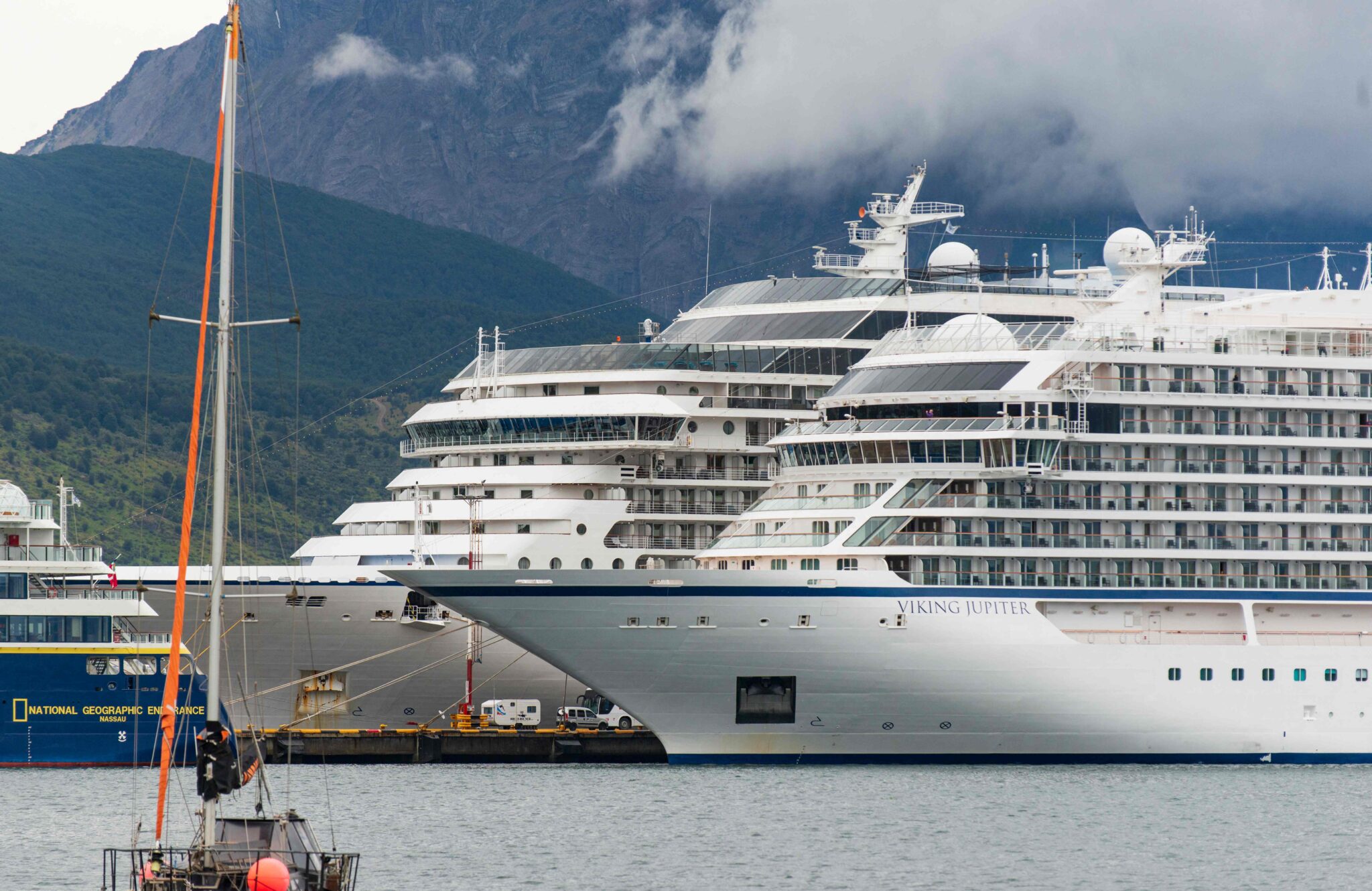 The Norwegian-flagged cruise ship Viking Jupiter (R), with a thousand people on board, including several diagnosed with COVID-19, remains docked at the Argentine port of Ushuaia, in the extreme south of the country, on December 29, 2021. The ship arriving from Chile moored at the port and the passengers got off, according to AFP, though a port source explained that those who tested positive for COVID-19 remain isolated on the cruise ship during the stopover. Authorities did not report on the number of people infected. (Photo by Alexis DELELISI / AFP)