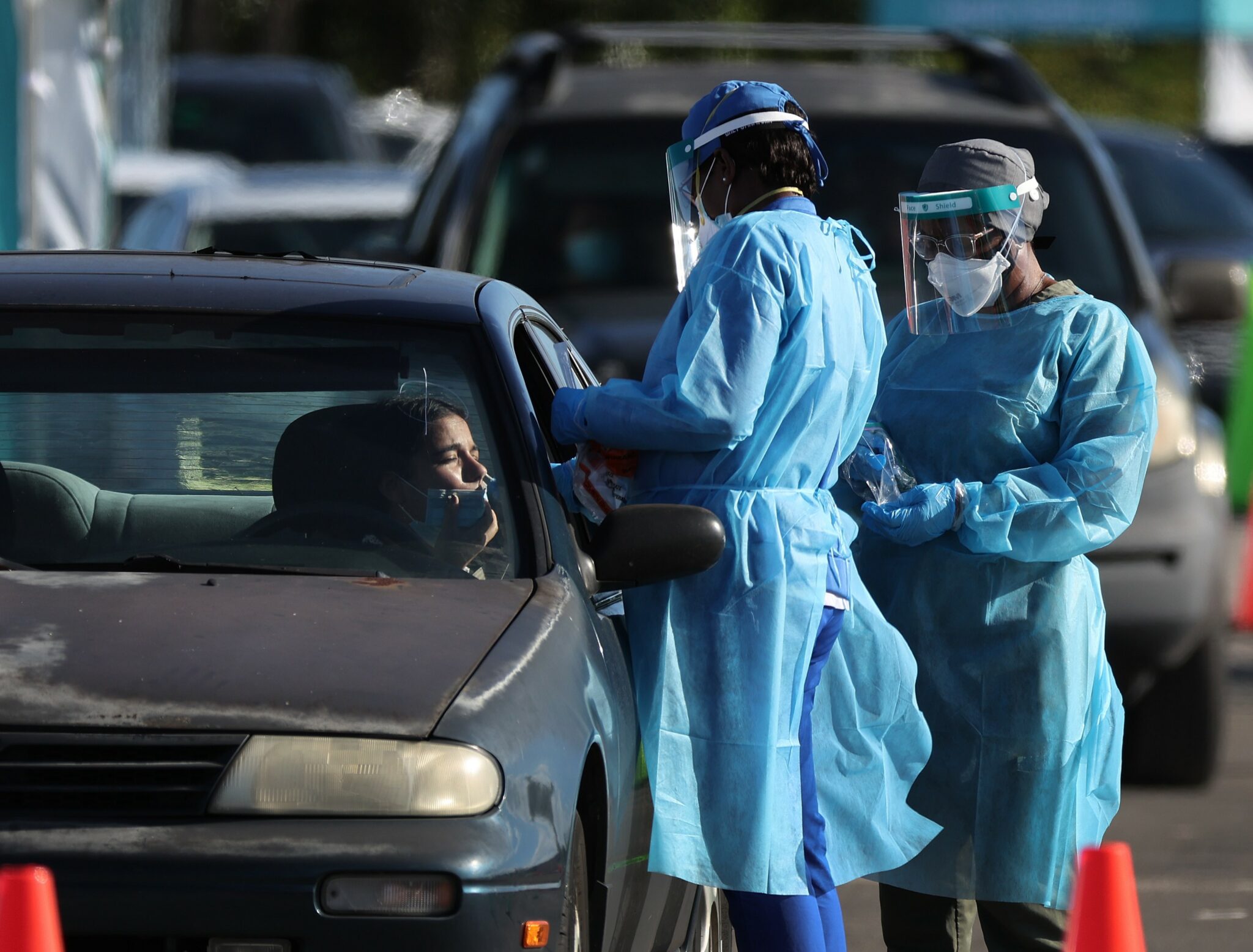 MIAMI, FLORIDA - DECEMBER 29: Healthcare workers conduct tests at a drive-thru COVID-19 testing site at the Dan Paul Plaza on December 29, 2021 in Miami, Florida. In response to the increasing demand for COVID-19 tests, Miami-Dade County opened two new testing sites and expanding hours at the Zoo Miami testing location. The Zoo Miami testing site is now open 24 hours a day, seven days a week. Joe Raedle/Getty Images/AFP == FOR NEWSPAPERS, INTERNET, TELCOS & TELEVISION USE ONLY ==