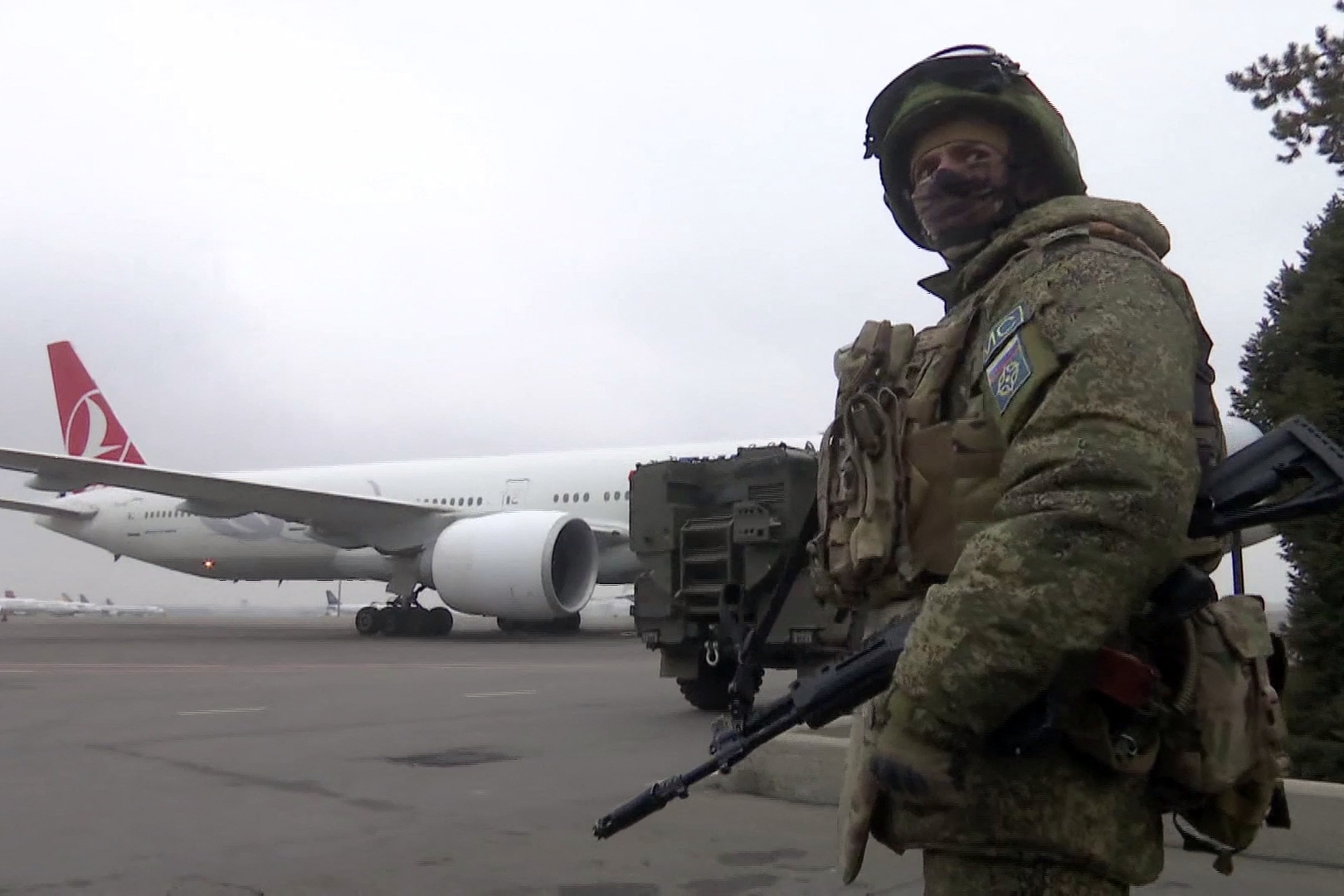 This handout picture taken and released by the Russian Defence Ministry on January 11, 2022 shows a Collective Security Treaty Organization's (CSTO) Russian soldier standing guard at the Almaty airport. Kazakhstan's President Kassym-Jomart Tokayev issued rare criticism of his long-ruling predecessor Tuesday, and said he expected Russian-led forces to leave the troubled Central Asian country in the next 10 days. - RESTRICTED TO EDITORIAL USE - MANDATORY CREDIT "AFP PHOTO / Russian Defence Ministry " - NO MARKETING - NO ADVERTISING CAMPAIGNS - DISTRIBUTED AS A SERVICE TO CLIENTS (Photo by Handout / RUSSIAN DEFENCE MINISTRY / AFP) / RESTRICTED TO EDITORIAL USE - MANDATORY CREDIT "AFP PHOTO / Russian Defence Ministry " - NO MARKETING - NO ADVERTISING CAMPAIGNS - DISTRIBUTED AS A SERVICE TO CLIENTS