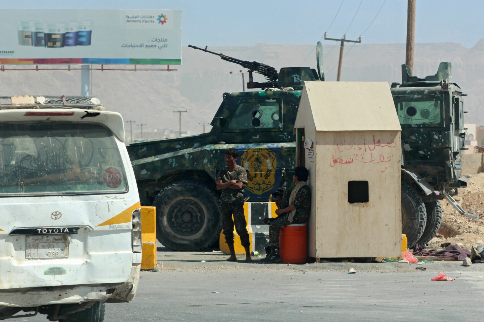 Yemeni pro-government security forces man a position man a checkpoint in Ataq city, the capital of the province of Shabwa, east of the Red Sea port of Aden, on January 20, 2022. The targeting of Abu Dhabi follows a surge in fighting in Yemen, including advances by the UAE-trained troops of the Giants Brigade, who drove the rebels out of Shabwa province. (Photo by Saleh Al-OBEIDI / AFP)