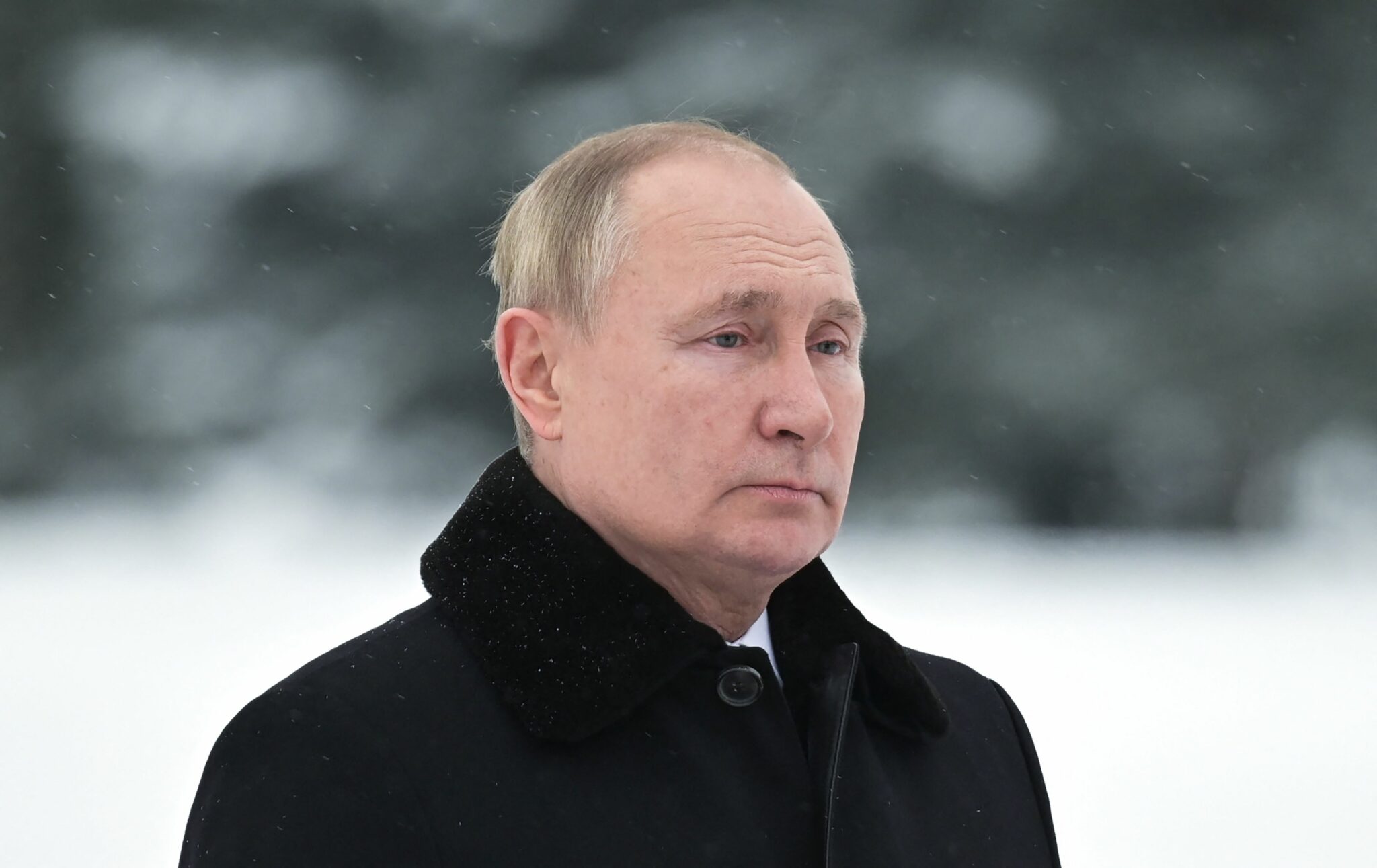 Russian President Vladimir Putin stands still as he lays flowers at the Piskaryovskoye Memorial Cemetery to mark the 78th anniversary since Leningrad siege was lifted during the World War II, in Saint Petersburg, on January 27, 2022. (Photo by Alexey NIKOLSKY / SPUTNIK / AFP)