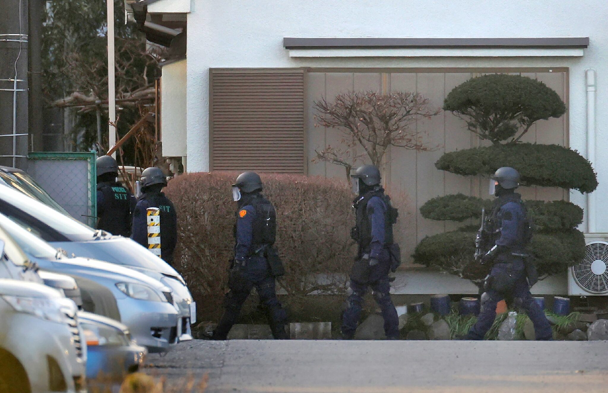 Police officers deploy around a private house where a man holds a hostage in Fujimino, Saitama prefecture on January 28, 2022. - Japan OUT (Photo by JIJI PRESS / AFP)