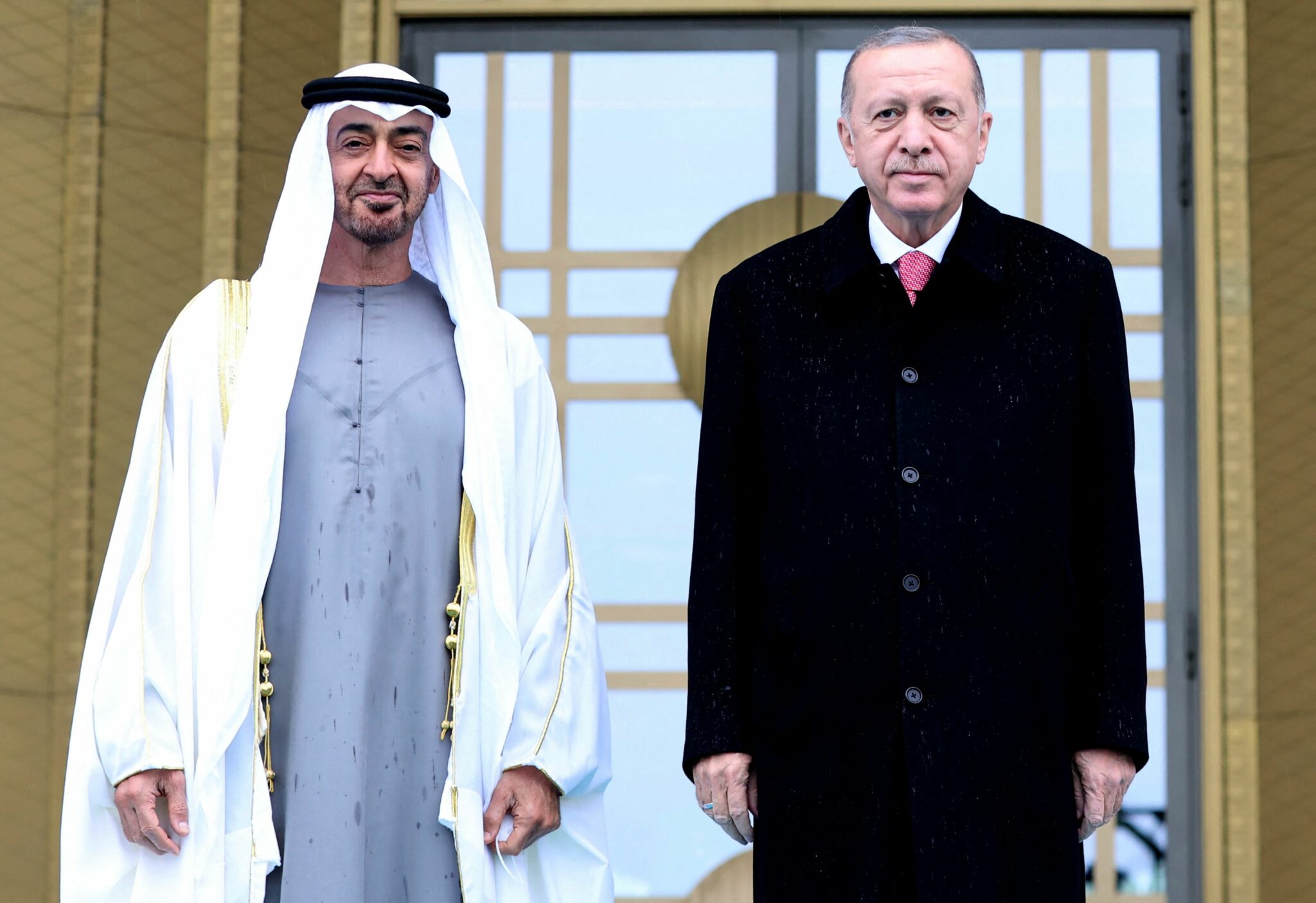 Turkish President Recep Tayyip Erdogan (R) poses with Abu Dhabi's Crown Prince Sheikh Mohammed bin Zayed Al Nahyan during an official ceremony at the Presidential Complex in Ankara, Turkey on November 24, 2021. (Photo by Adem ALTAN / AFP)