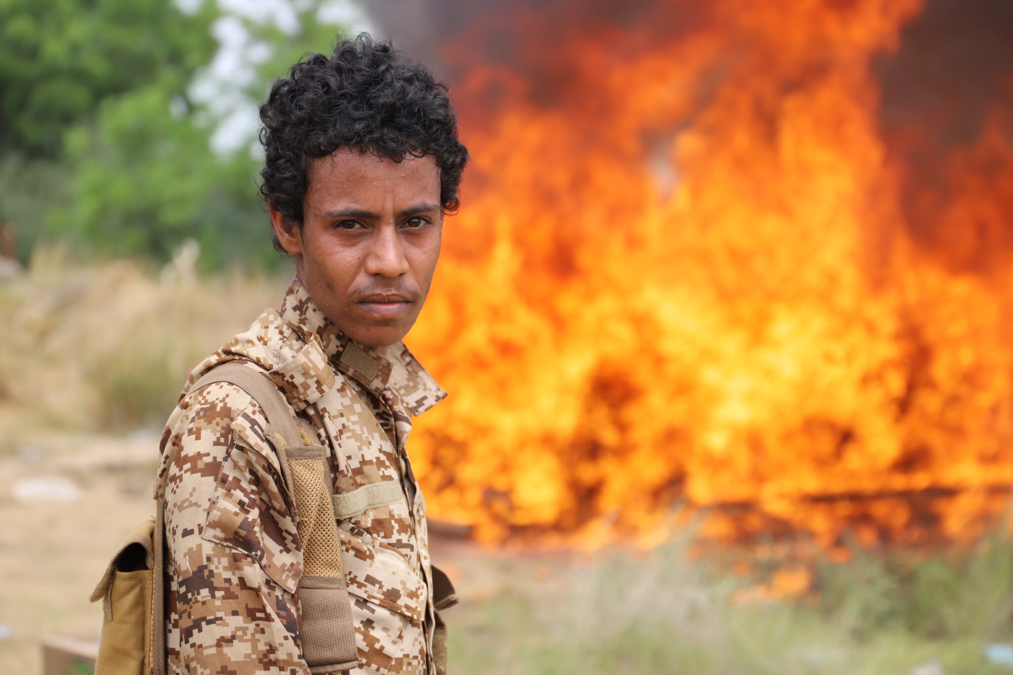 (211005) -- HAJJAH (YEMEN), Oct. 5, 2021 (Xinhua) -- A soldier stands near the burning narcotic drugs which were seized by the authorities, in Hajjah province, Yemen, on Oct. 5, 2021. (Photo by Mohammed Al-Wafi/Xinhua)