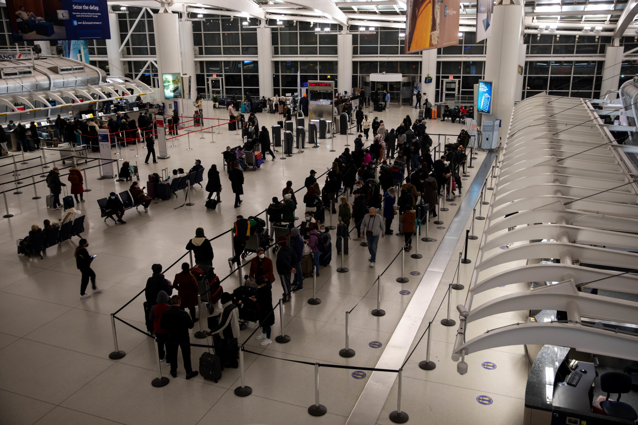 (220104) -- NEW YORK, Jan. 4, 2022 (Xinhua) -- Travelers wait in line for COVID-19 testing at John F. Kennedy International Airport in New York, the United States, Jan. 3, 2022. Travel troubles in the United States continued on Monday as an East Coast storm approaches, leaving nearly 1,500 U.S. flights canceled as of late Sunday, according to the flight-tracker FlightAware. (Photo by Michael Nagle/Xinhua)