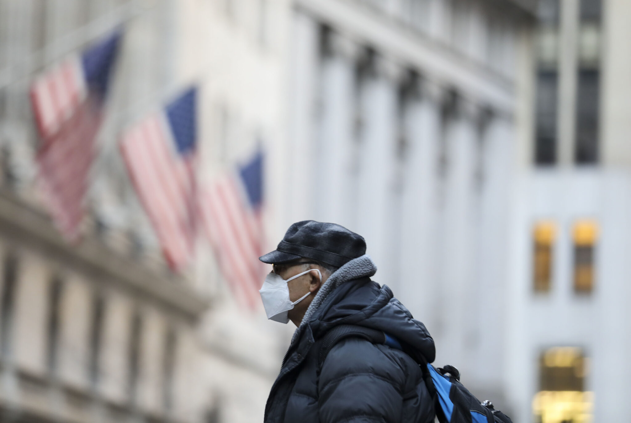 (220123) -- BEIJING, Jan. 23, 2022 (Xinhua) -- A man wearing a face mask walks on a street in Manhattan of New York, the United States, Jan. 19, 2022. (Xinhua/Wang Ying)