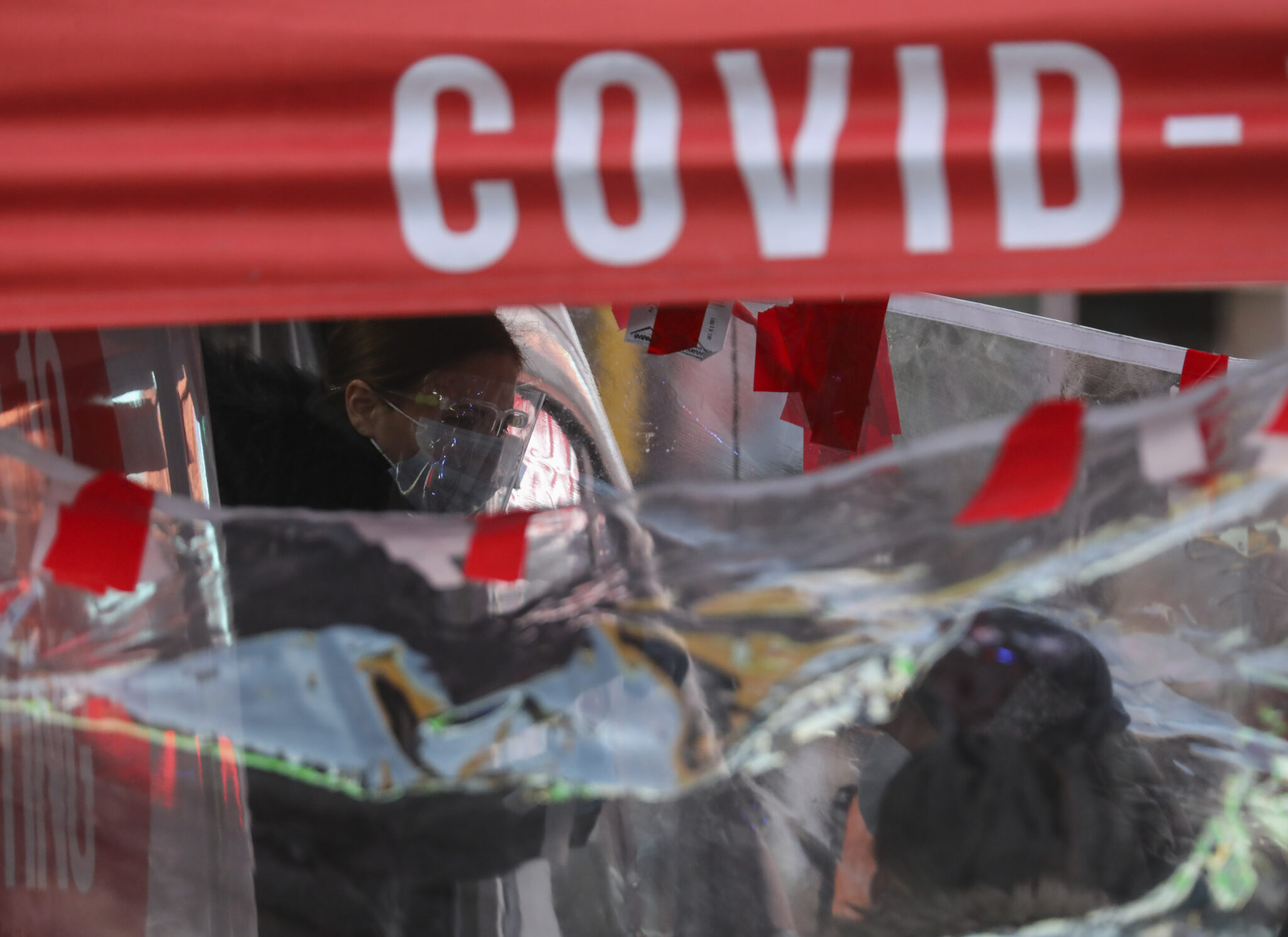 (220105) -- NEW YORK, Jan. 5, 2022 (Xinhua) -- A medical worker works at a COVID-19 testing site on Times Square in New York, the United States, Jan. 4, 2022. Nearly all new U.S. COVID-19 cases last week were linked to the Omicron variant, the Centers for Disease Control and Prevention (CDC) reported on Tuesday, as the highly transmissible new strain has quickly overtaken the Delta variant and sparked new surges nationwide. (Xinhua/Wang Ying)