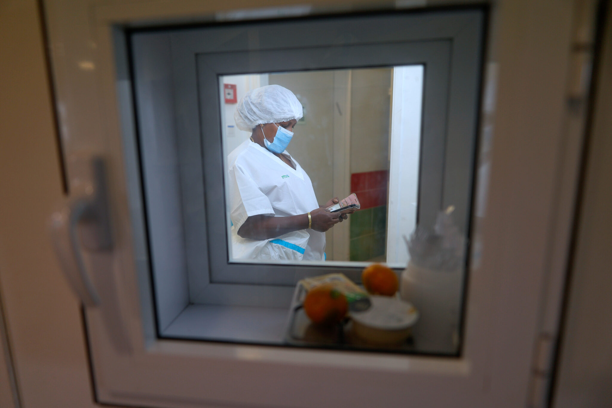 (220127) -- REHOVOT, Jan. 27, 2022 (Xinhua) -- An Israeli medical worker works at the COVID-19 isolation ward for children at Kaplan Medical Center in central Israeli city of Rehovot on Jan. 26, 2022. (Ilan Assayag/JINI via Xinhua)