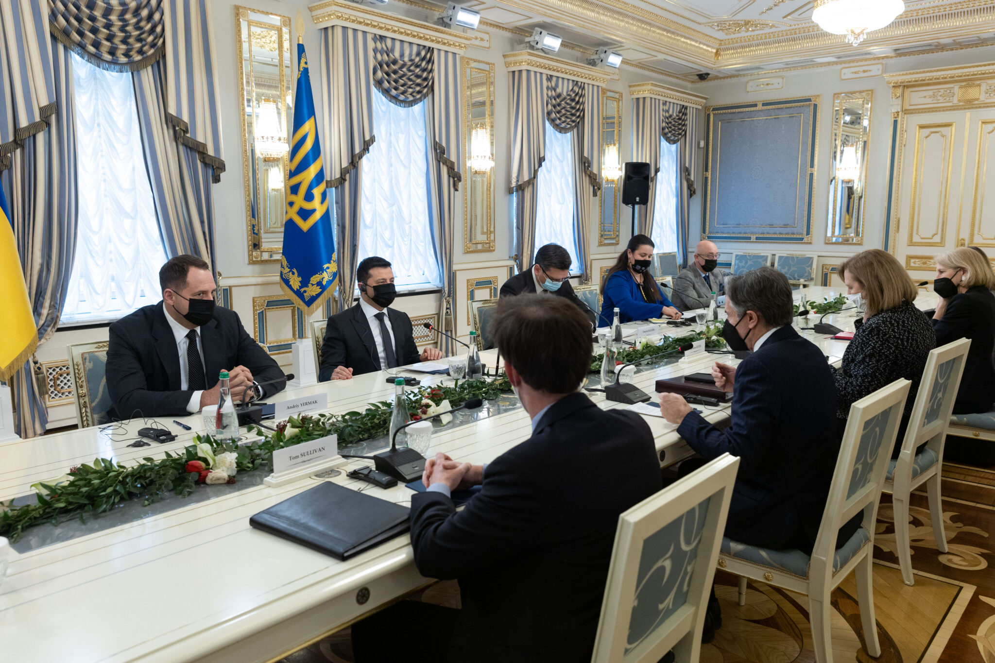 (220120) -- KIEV, Jan. 20, 2022 (Xinhua) -- Ukrainian President Volodymyr Zelensky and U.S. Secretary of State Antony Blinken meet to discuss the security situation around Ukraine in Kiev, Ukraine, Jan. 19, 2022. In particular, the two sides exchanged their views on the ways of settlement of the situation within the existing negotiation formats and within other modalities of the political and diplomatic settlement. (Ukrainian Presidential Office/Handout via Xinhua)