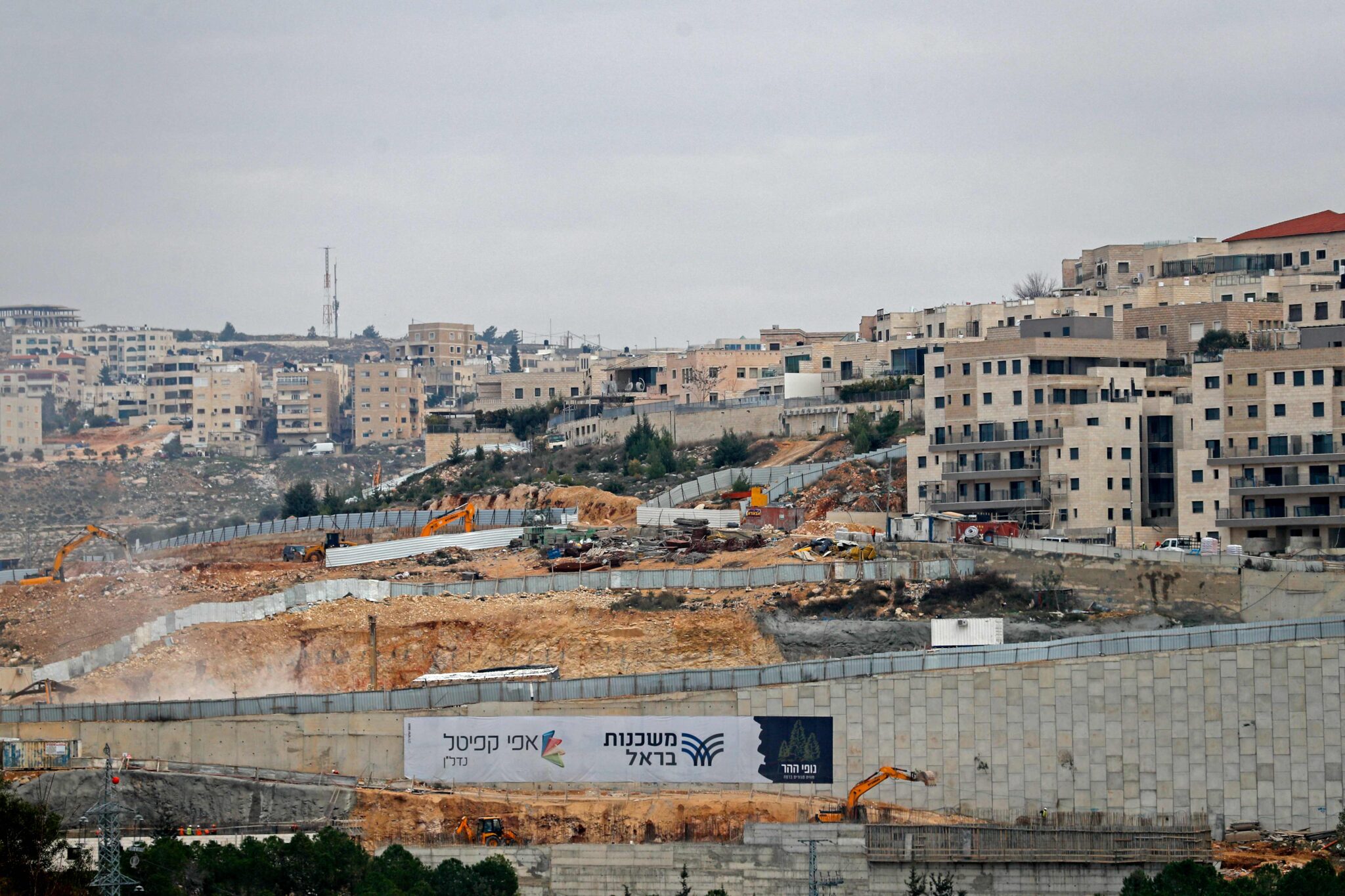 A general view shows ongoing construction work at Ramat Shlomo, a Jewish settlement in the Israeli-annexed eastern sector of Jerusalem, on January 5, 2022. (Photo by AHMAD GHARABLI / AFP)