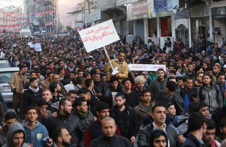  حراك “بدنا نعيش” يعلق احتجاجه حتى الأسبوع المقبل