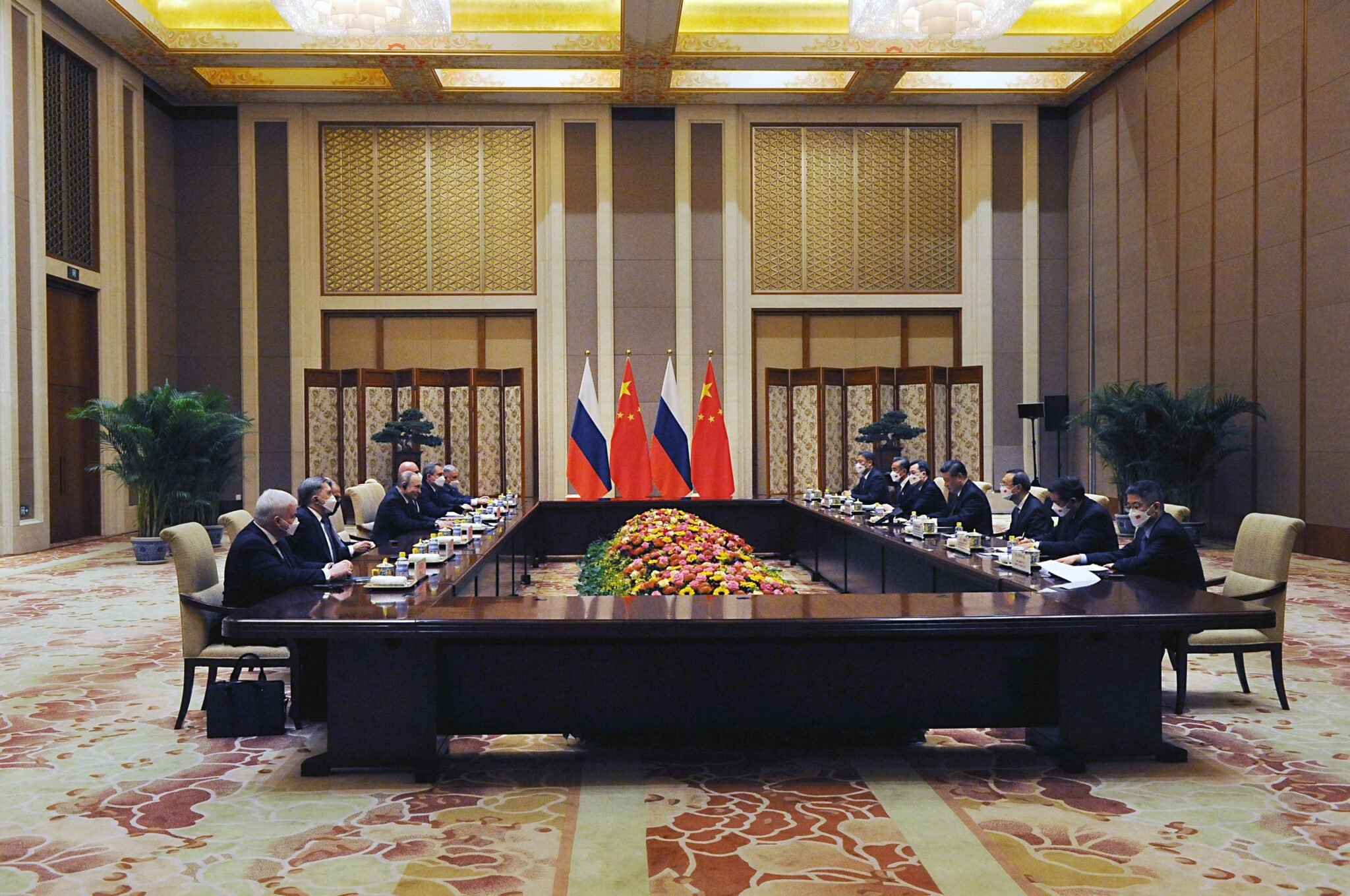 Russian President Vladimir Putin (C-L) meets with Chinese President Xi Jinping in Beijing, on February 4, 2022. (Photo by Alexei Druzhinin / SPUTNIK / AFP)