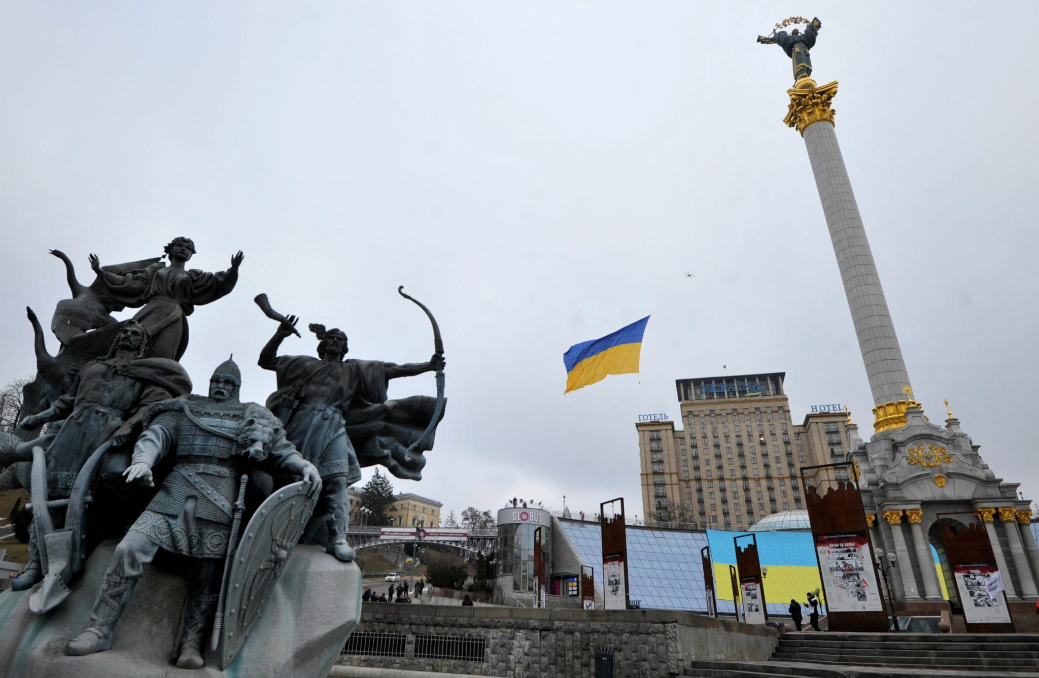 A drone carries a Ukrainian National flag above the Independence Square to mark a "Day of Unity" in Kyiv on February 16, 2022. Ukrainian leaders were to stage a "Day of Unity" on February 16, 2022 to rally patriotic support and defy fears of a Russian invasion, as Moscow announced an end to military drills in occupied Crimea. (Photo by Sergei CHUZAVKOV / AFP)