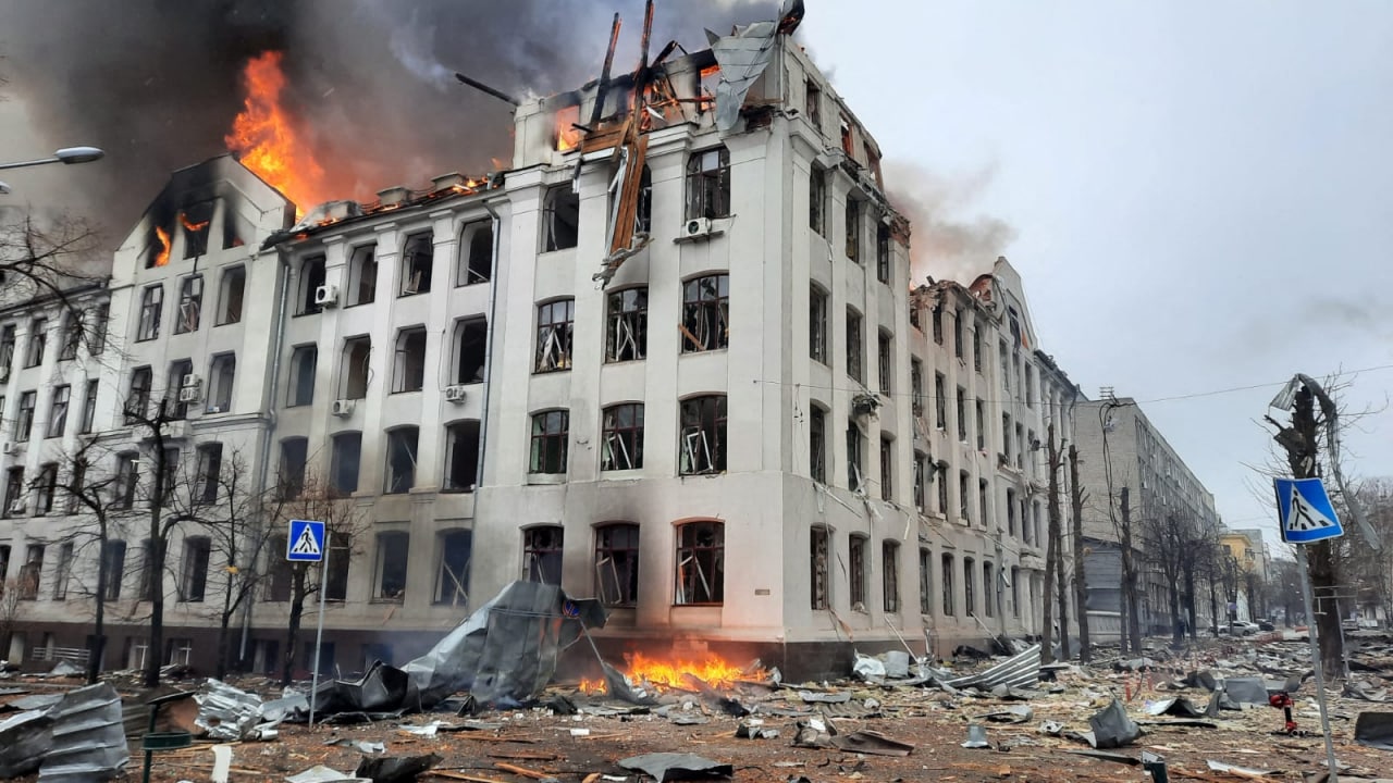 This handout picture released by the State Emergency Service of Ukraine, shows firefighters extinguishing a fire in the Kharkiv regional police department building, which is said was hit by recent shelling, in Kharkiv on March 2, 2022. RESTRICTED TO EDITORIAL USE - MANDATORY CREDIT "AFP PHOTO / Ukraine Emergency Ministry press service / handout" - NO MARKETING - NO ADVERTISING CAMPAIGNS - DISTRIBUTED AS A SERVICE TO CLIENTS (Photo by UKRAINE EMERGENCY MINISTRY PRESS SERVICE / AFP) / RESTRICTED TO EDITORIAL USE - MANDATORY CREDIT "AFP PHOTO / Ukraine Emergency Ministry press service / handout" - NO MARKETING - NO ADVERTISING CAMPAIGNS - DISTRIBUTED AS A SERVICE TO CLIENTS