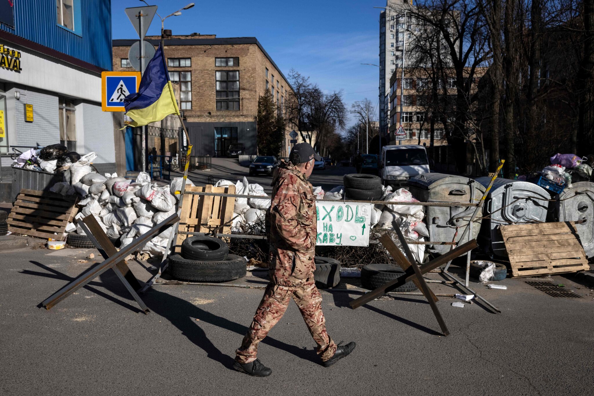 A flag of Ukraine is displayed at a military check point in the center of Kyiv on March 15, 2022, on the 20th day of the Russian invasion of Ukraine. Russian and Ukrainian delegations resumed talks on Maarch 15, 2022, as Russian strikes on Kiev increased and the Russian offensive spread across the country, sending more than three million Ukrainians into exile. (Photo by FADEL SENNA / AFP)