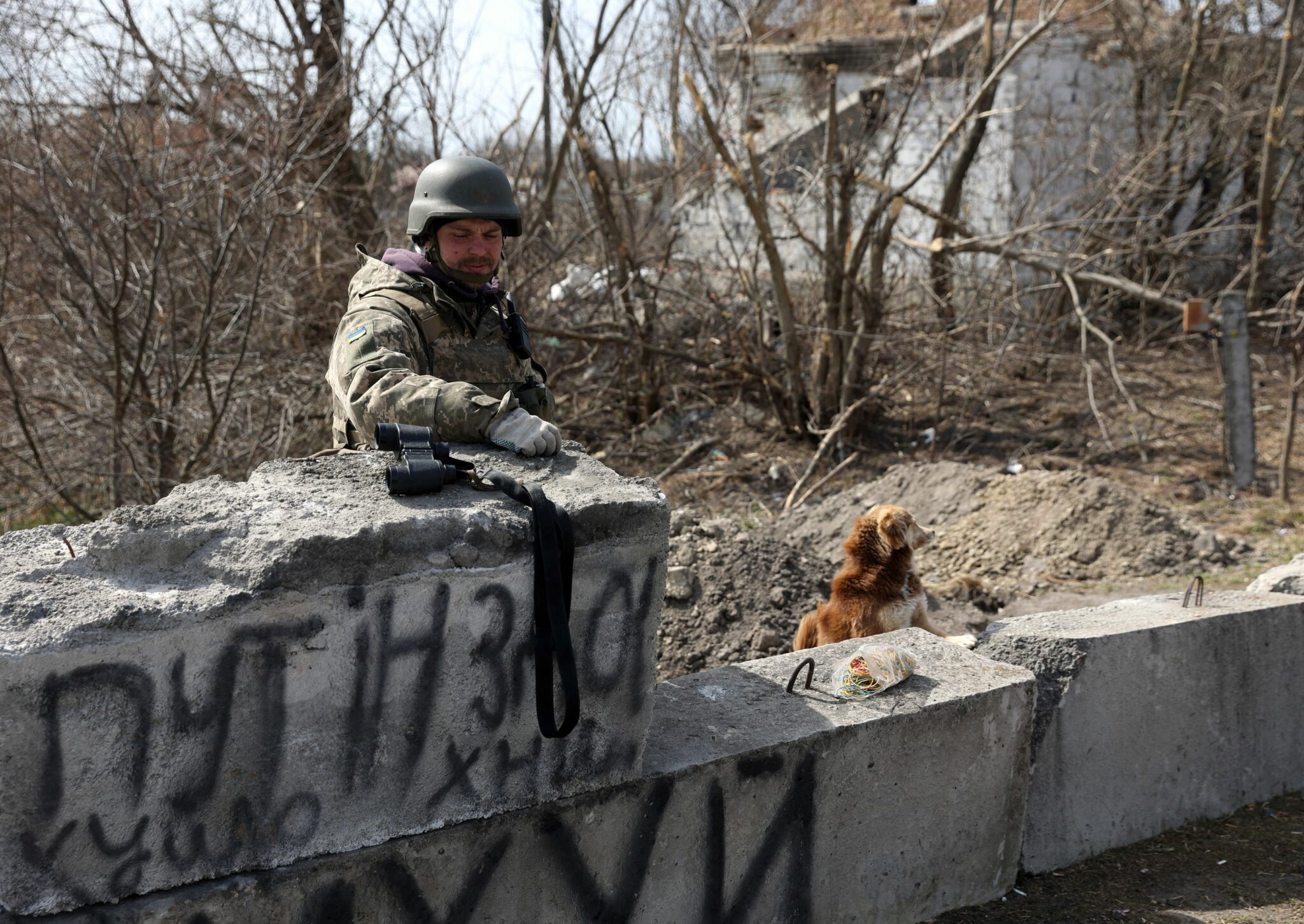 A Ukrainian soldier stands in a village on the frontline of the northern part of Kyiv region, on March 28, 2022. (Photo by Anatolii Stepanov / AFP)