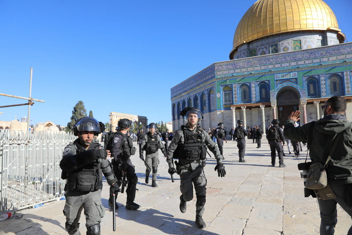 (220415) -- JERUSALEM, April 15, 2022 (Xinhua) -- Israeli security forces enter the Al-Aqsa mosque compound in Jerusalem, April 15, 2022. According to Palestinian health officials, over 100 Palestinians have been injured so far in the clashes, while the Israeli police reported that three officers were lightly wounded. (Photo by Muammar Awad/Xinhua)