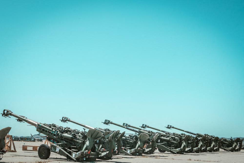 This handout photo courtesy of the US Marine Corps obtained on April 27, 2022 shows US Marines Corps M777 155 mm howitzers are staged on the flight line prior to loading them into a US Air Force C-17 Globemaster III aircraft at March Air Reserve Base, California, April 22, 2022. The howitzers are part of the United States efforts, alongside allies and partners, to identify and provide Ukraine with additional capabilities. - RESTRICTED TO EDITORIAL USE - MANDATORY CREDIT "AFP PHOTO / US MARINE CORPS / Staff Sgt. Royce H. Dorman " - NO MARKETING - NO ADVERTISING CAMPAIGNS - DISTRIBUTED AS A SERVICE TO CLIENTS (Photo by Staff Sgt. Royce H. Dorman / US MARINE CORPS / AFP) / RESTRICTED TO EDITORIAL USE - MANDATORY CREDIT "AFP PHOTO / US MARINE CORPS / Staff Sgt. Royce H. Dorman " - NO MARKETING - NO ADVERTISING CAMPAIGNS - DISTRIBUTED AS A SERVICE TO CLIENTS