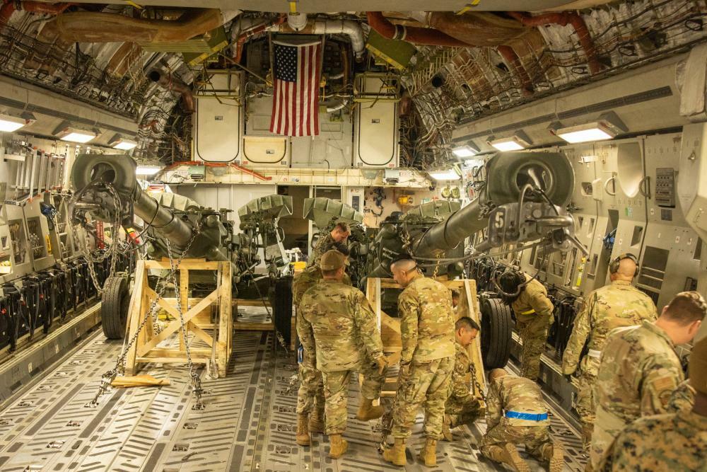 This handout photo courtesy of the US Marine Corps obtained on April 27, 2022 shows US Marines load an M777 towed 155 mm howitzer into the cargo hold of a US Air Force C-17 Globemaster III at March Air Reserve Base, California, April 21, 2022. The howitzers are part of the United States efforts, alongside allies and partners, to identify and provide Ukraine with additional capabilities. - RESTRICTED TO EDITORIAL USE - MANDATORY CREDIT "AFP PHOTO / US MARINE CORPS / Cpl. Austin Fraley " - NO MARKETING - NO ADVERTISING CAMPAIGNS - DISTRIBUTED AS A SERVICE TO CLIENTS (Photo by Cpl. Austin Fraley / US MARINE CORPS / AFP) / RESTRICTED TO EDITORIAL USE - MANDATORY CREDIT "AFP PHOTO / US MARINE CORPS / Cpl. Austin Fraley " - NO MARKETING - NO ADVERTISING CAMPAIGNS - DISTRIBUTED AS A SERVICE TO CLIENTS