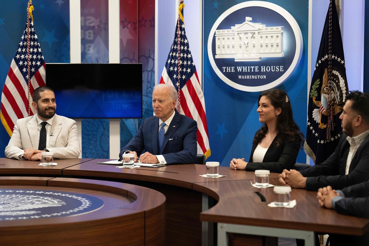 US President Joe Biden meets with small business owners to discuss the small businesses boom, at the White House in Washington, DC, on April 28, 2022. (Photo by Jim WATSON / AFP)