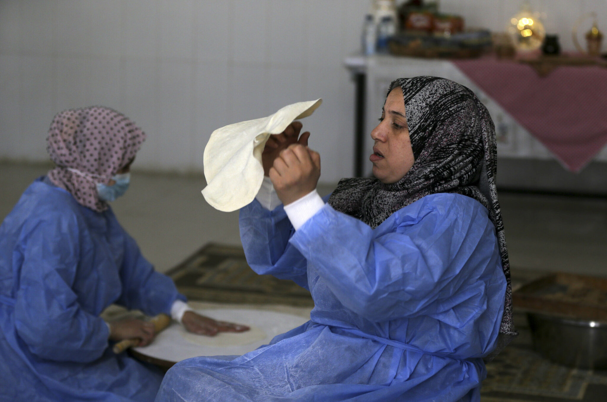 (220328) -- GAZA, March 28, 2022 (Xinhua) -- A Palestinian prepares food to be sold during the Islamic holy month of Ramadan at a food store in the Gaza Strip city of Khan Younis, March 28, 2022. (Photo by Yasser Qudih/Xinhua)